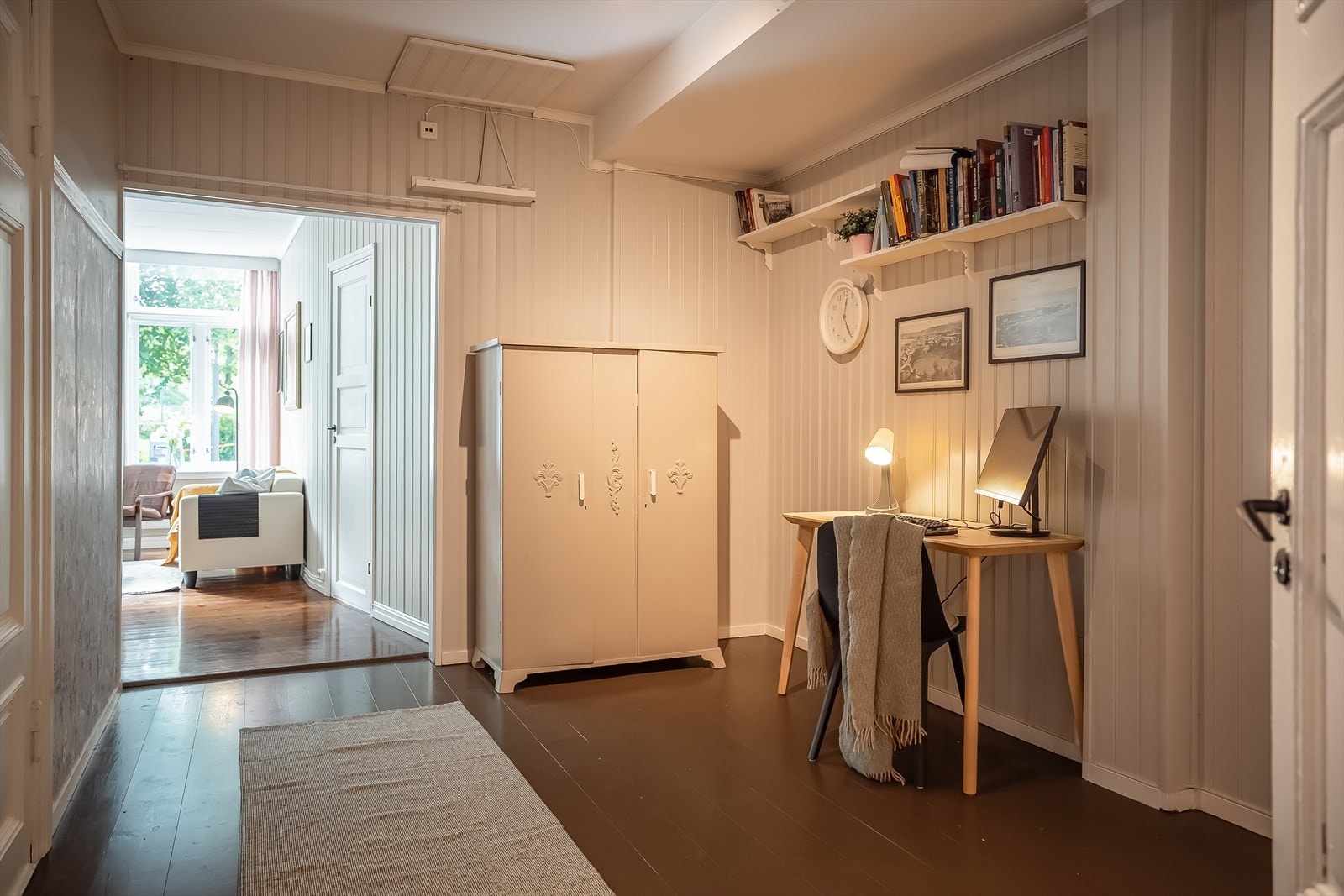 Mellom stue- og kjøkken finner man en koselig stue som dagens eiere har innredet som kontor. Galleribilde