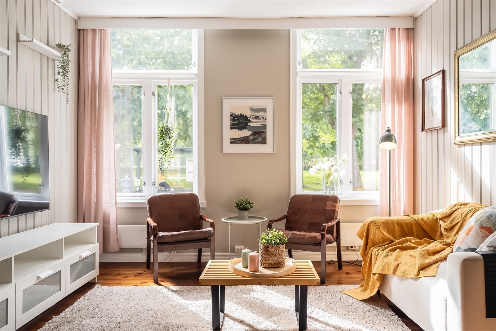 Her får du en gjennomgående romslig planløsning med generøs takhøyde og dype vinduskarmer i ærverdig bygårdsstil. Galleribilde