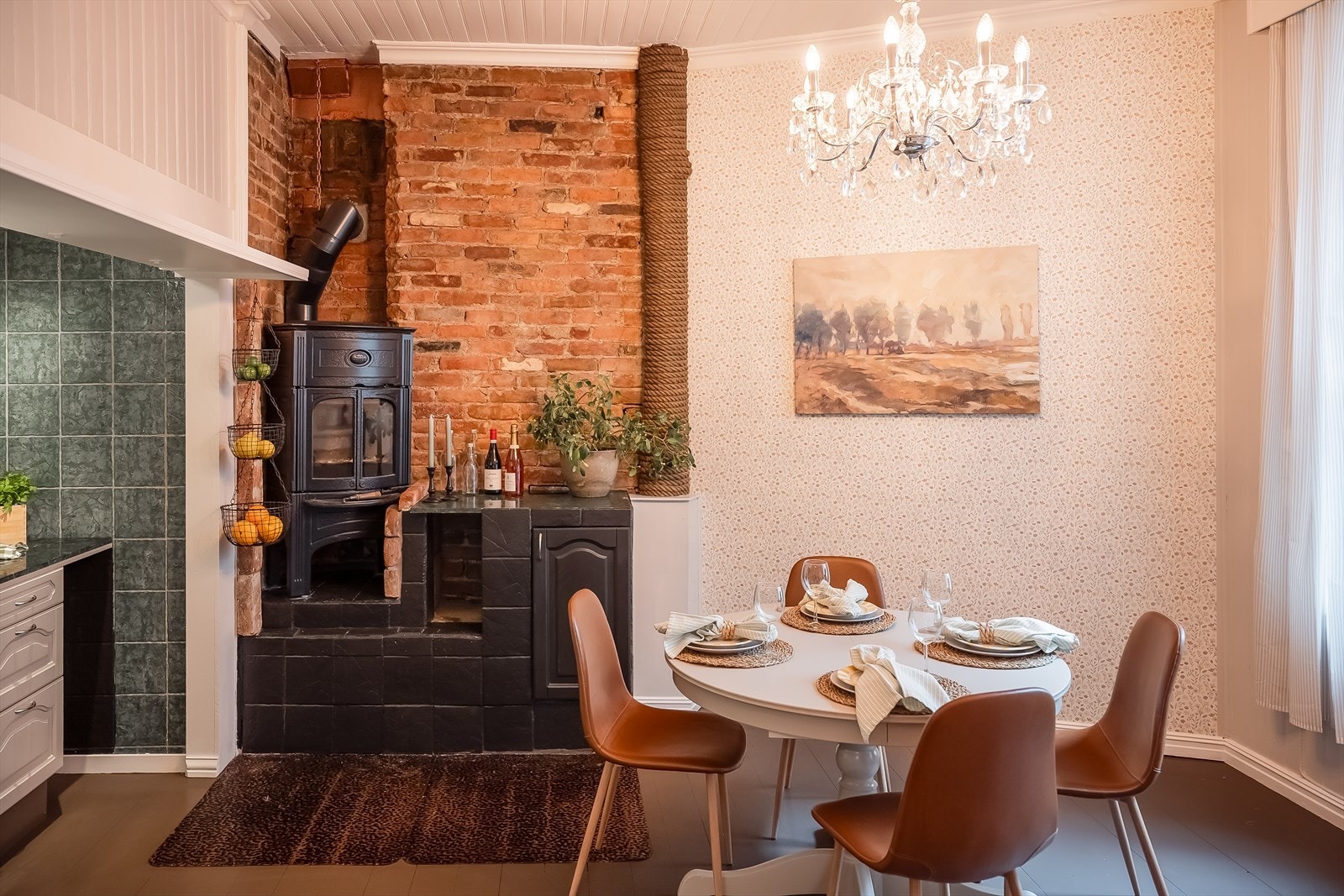 Kjøkkenet strekker seg over romslige 18,5m², og gir dermed svært god plass til spiseseksjon. Også kjøkkenet byr på peis. Galleribilde