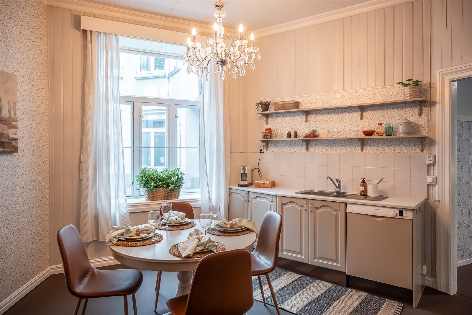 De rause vindusflatene sørger for rikelig med naturlig lysinnslipp. Galleribilde