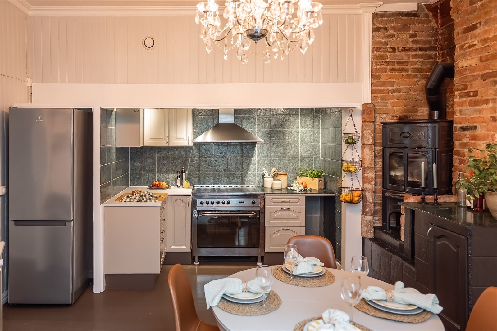 Kjøkkenet er vurdert til tilstandsgrad 1 av takstmann, og anses dermed å holde en pen standard. Galleribilde