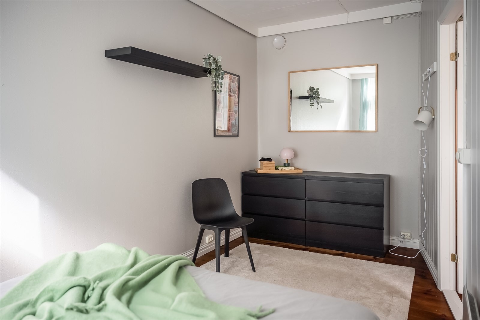 Her er det god plass til dobbeltseng med tilhørende møblement. Galleribilde