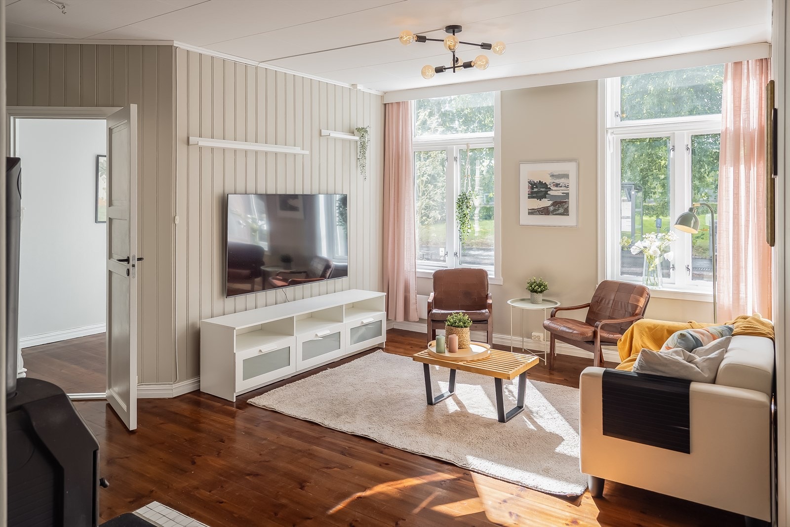 Stue og kjøkken ligger praktisk adskilt. Stuen strekker seg over 21m² med god plass til å møblere etter eget ønske. Galleribilde