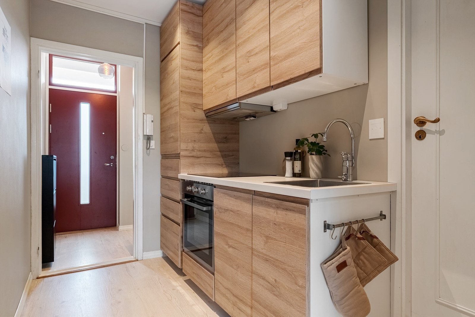 Kjøkkenet er utstyrt med kjøleskap, oppvaskmaskin, platetopp, stekeovn og kjøkkenventilator Galleribilde