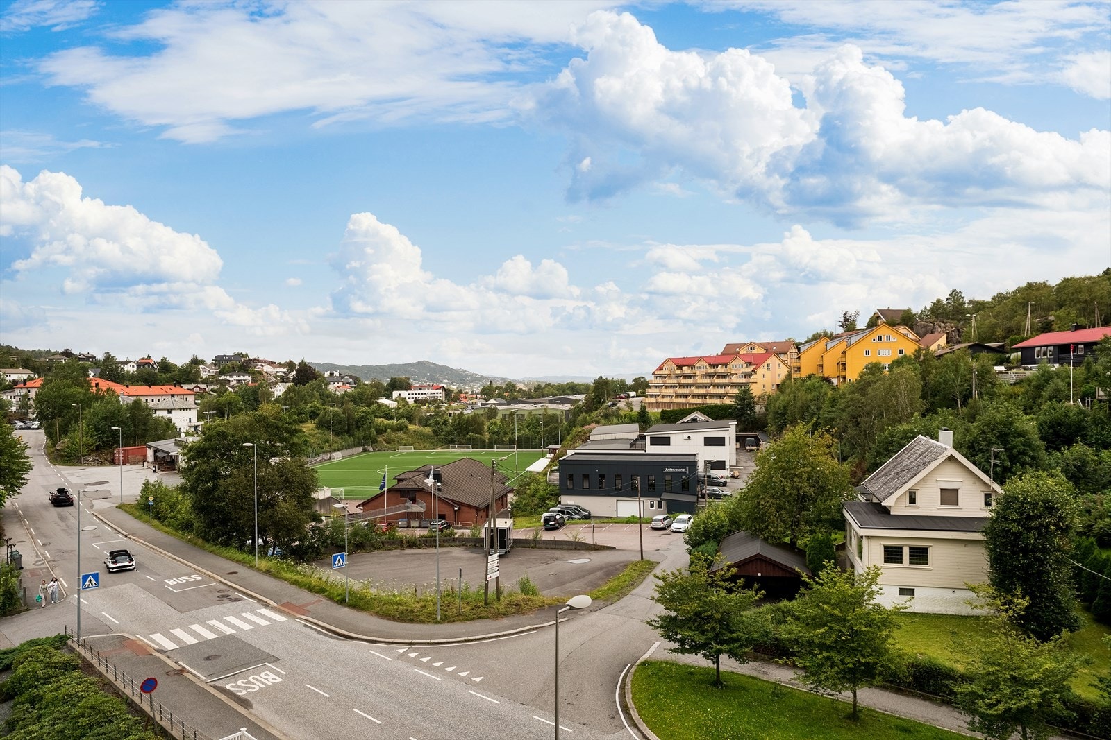 Av turområder er Holafjellet, Damsgårdsfjellet og Viggohytten å anbefale. Reiser en litt vestover er det turstier til både Lyderhorn, Ørnafjellet og Kvarven. På fine sommerdager er en tur opp til Kanadaskogen og Tennebekktjørna å anbefale Galleribilde