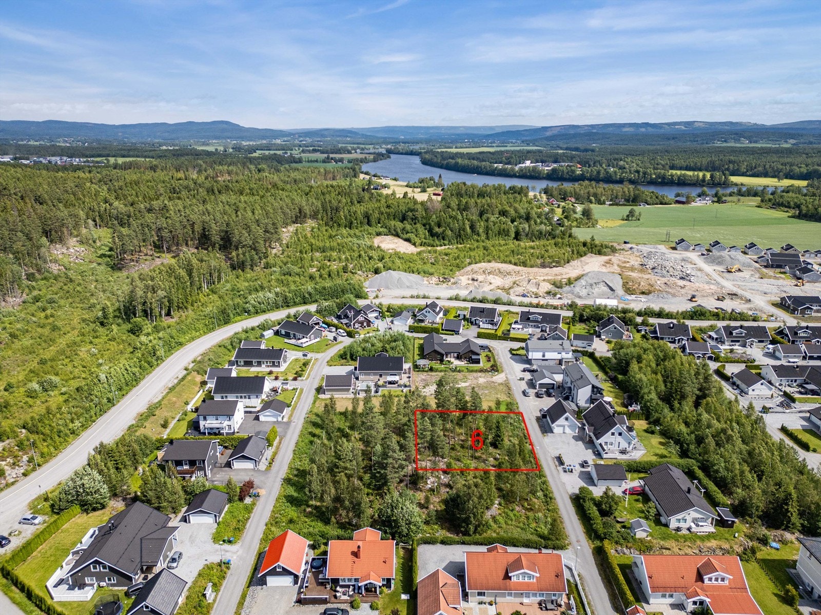 Tomten ligger i et etablert og rolig boligområde. Galleribilde