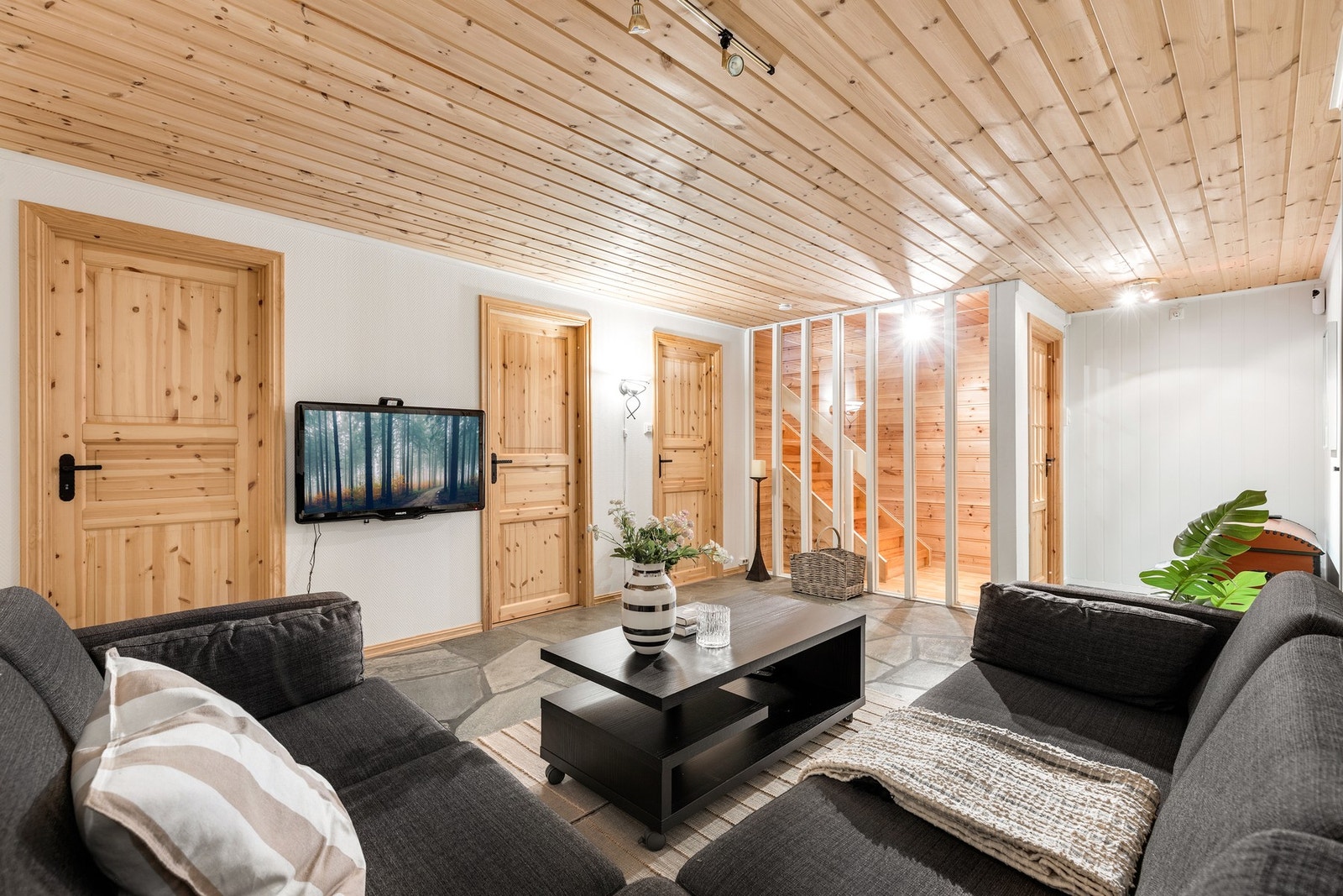 Stort og allsidig rom i kjeller på 18 kvm. Rommet er opprinnelig bodareal og er ikke godkjent som kjellerstue. Galleribilde