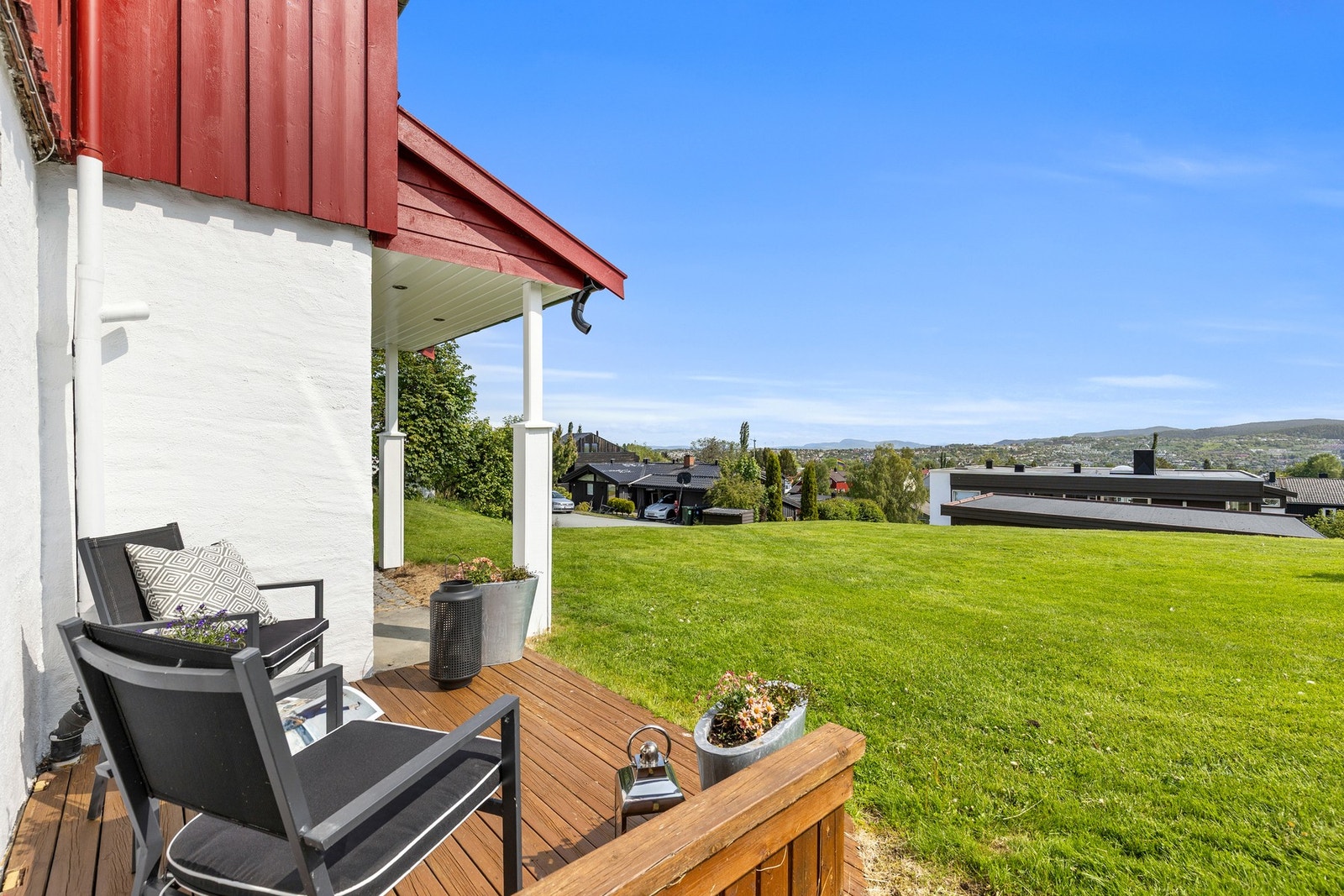 Egen terrasse for sokkelleiligheten. Galleribilde