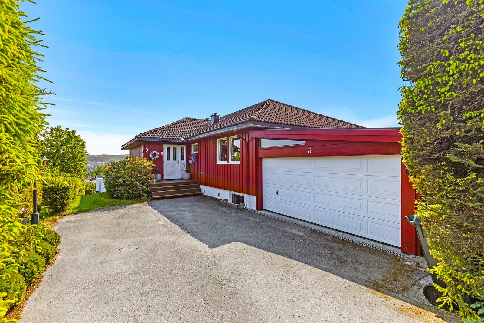 Parkering i gårdsplass og i garasje. Galleribilde