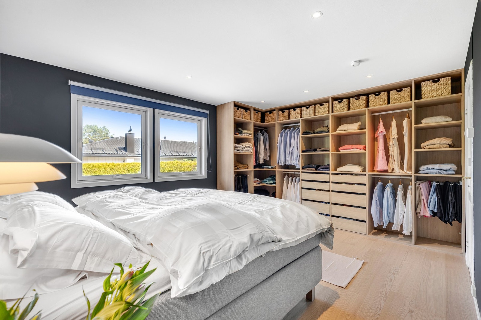 God plass til dobbeltseng og oppbevaring i garderobeskap. Galleribilde