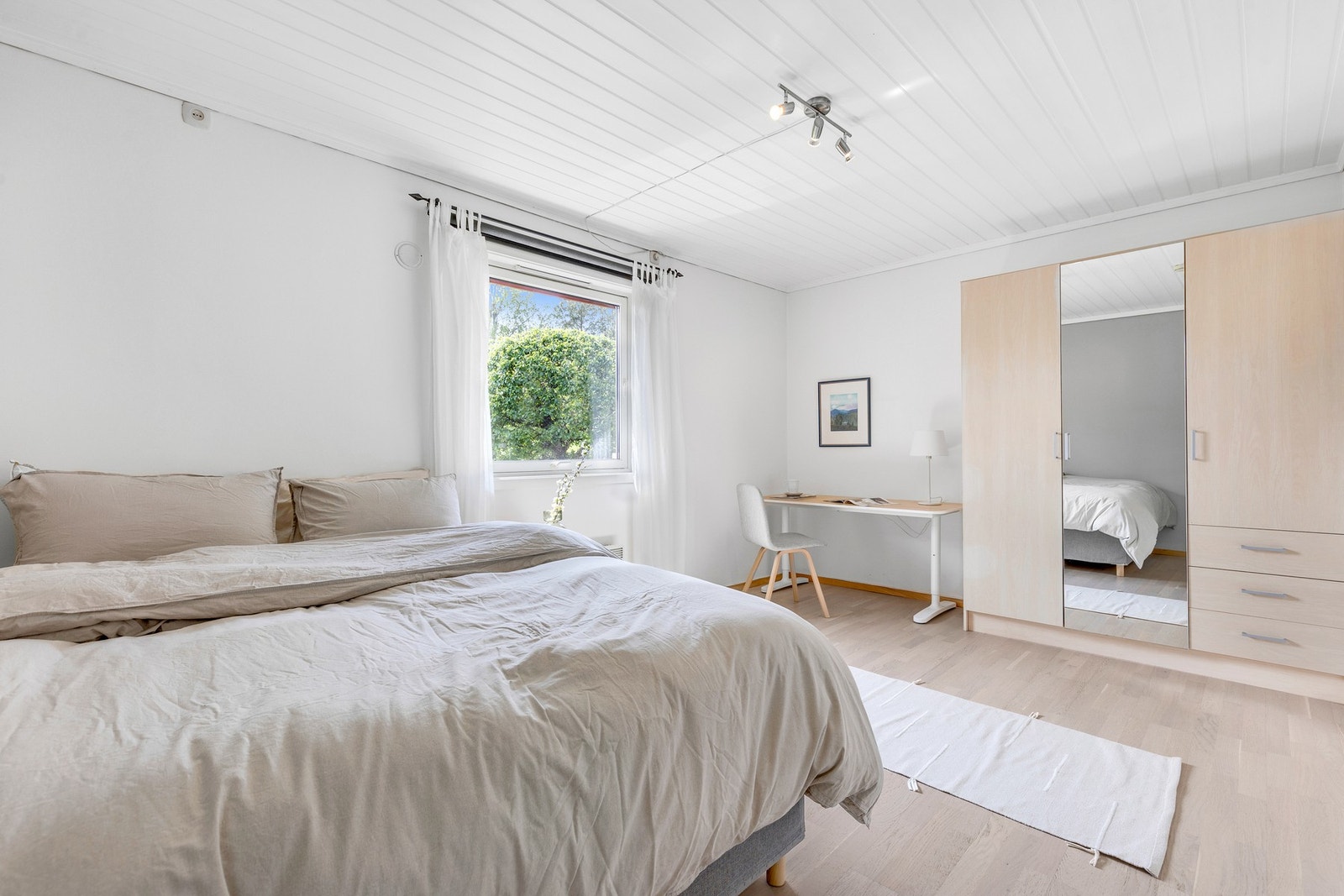 Det andre soverommet er på 14 kvm med god plass til dobbeltseng og oppbevaring i garderobeskap. Galleribilde