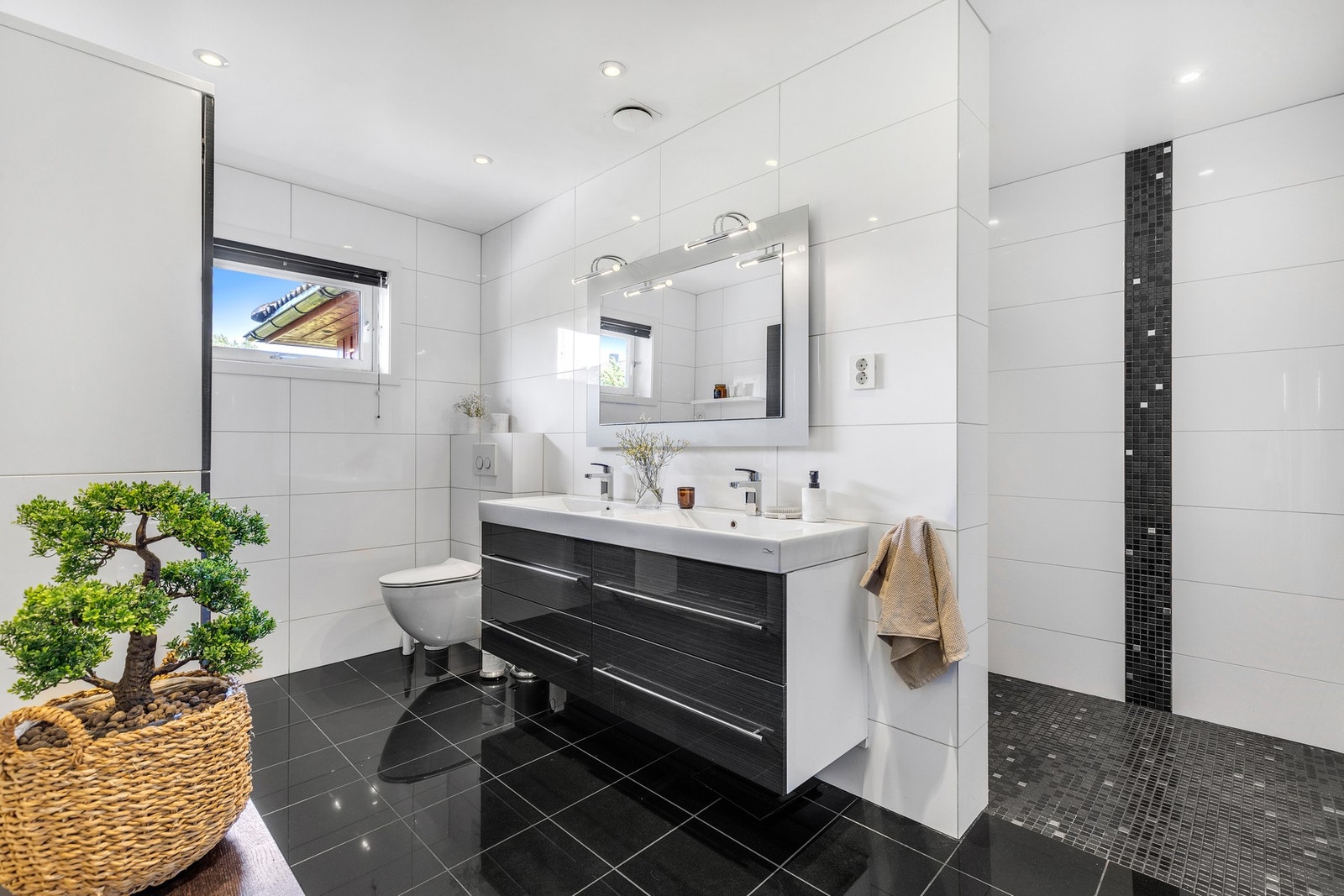 Badet har downlights i taket og elektriske varmekabler i gulv. Galleribilde