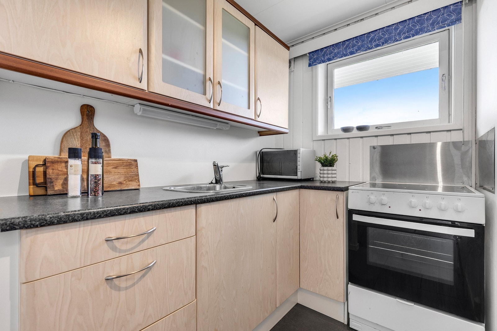 Kjøkken i sokkelleiligheten. Varmekabler i gulv . Galleribilde