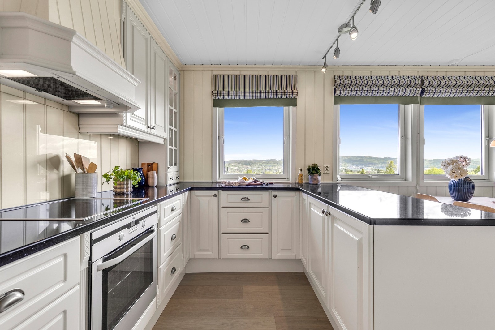 Pent kjøkken med god skapplass. Galleribilde