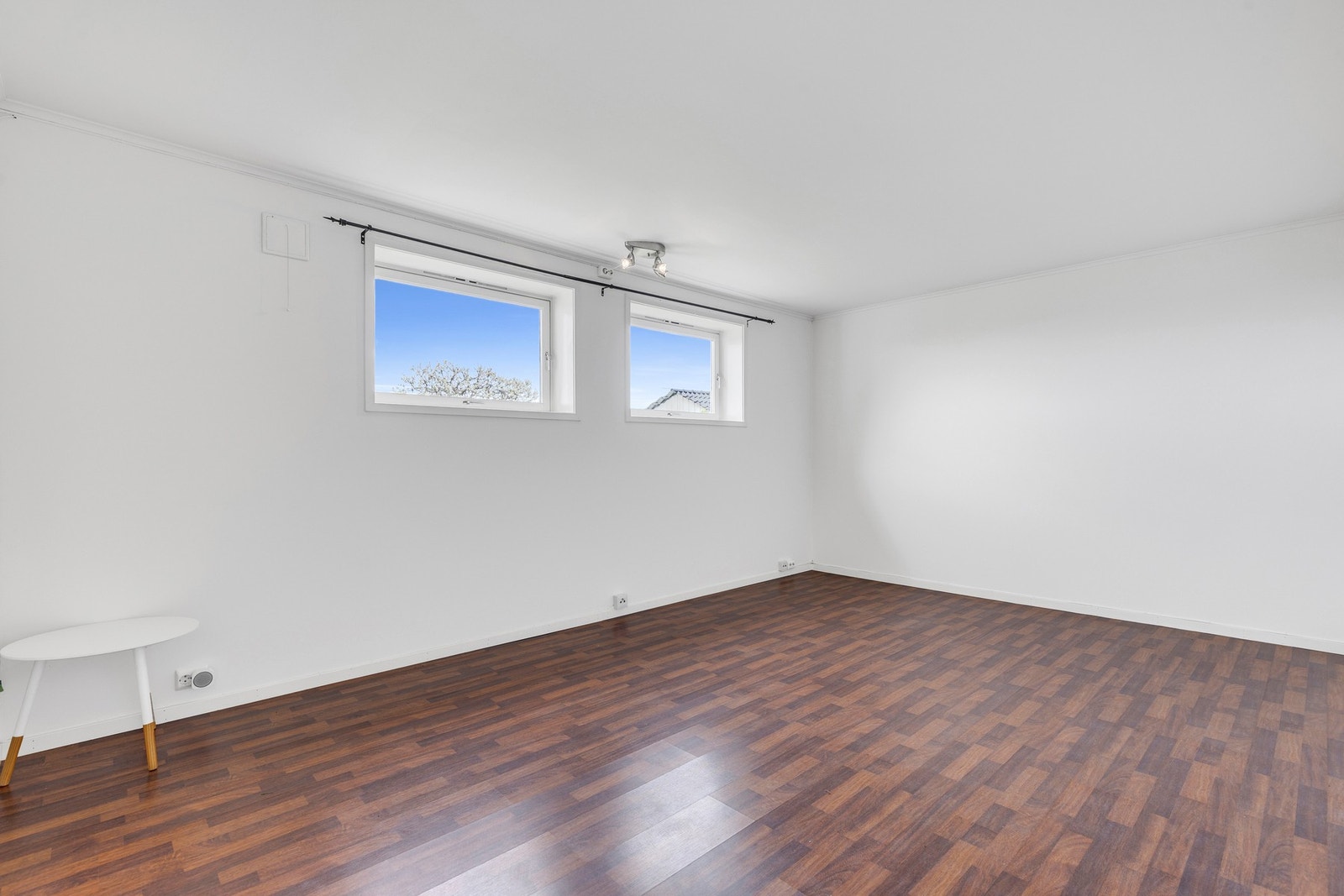 Stue på 11 kvm i sokkelleiligheten. Varmekabler i gulv. Galleribilde