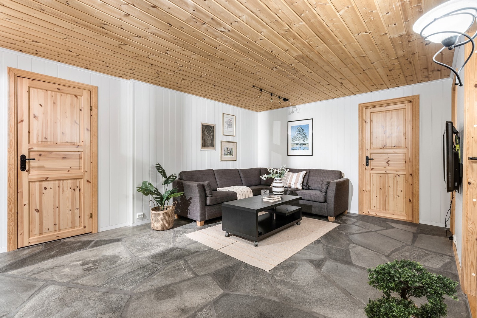 Stort og allsidig rom i kjeller på 18 kvm. Rommet er opprinnelig bodareal og er ikke godkjent som kjellerstue. Galleribilde