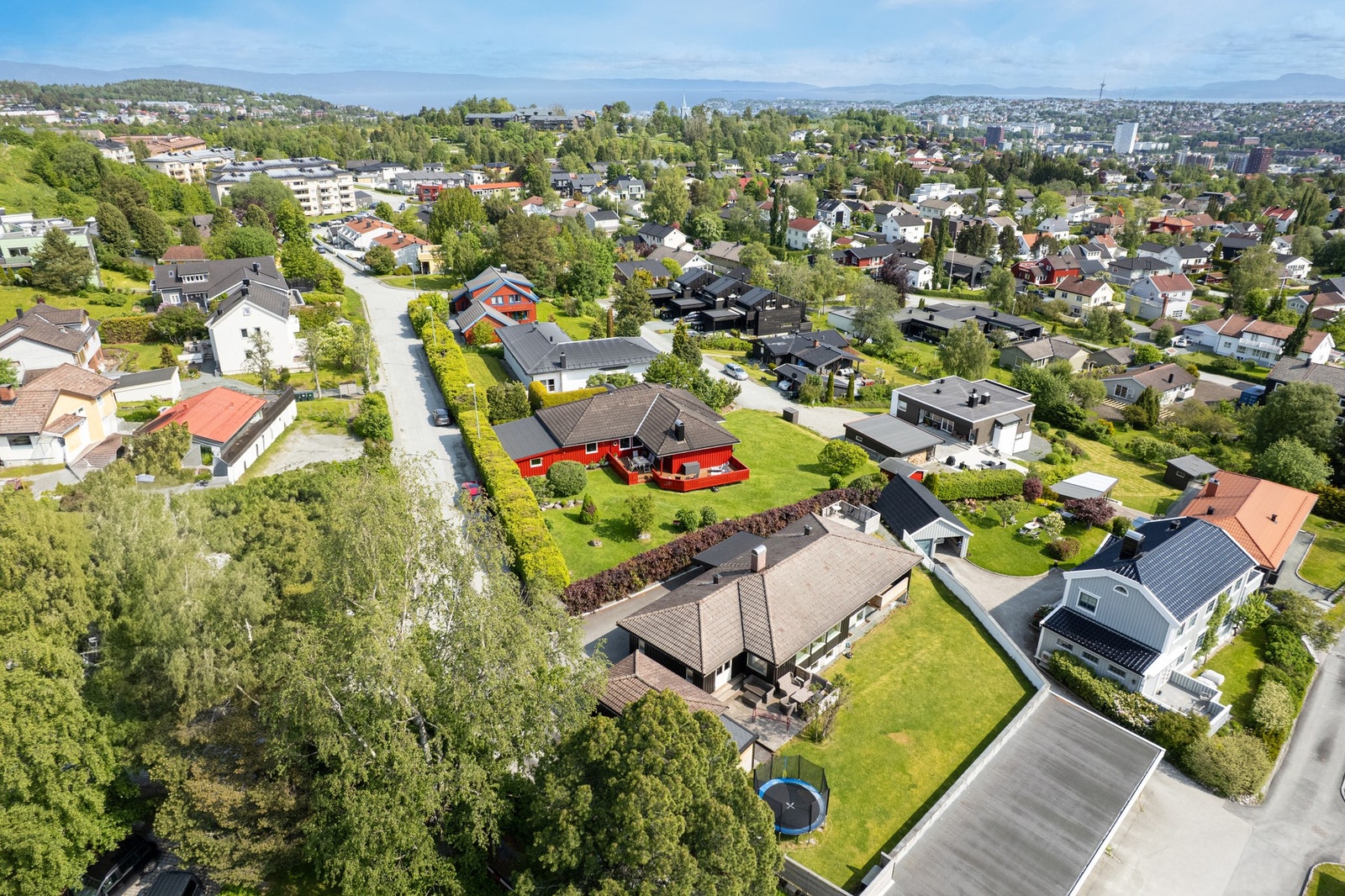 Eiendommen oppleves usjenert med en stor hekk som skjermer innsyn fra naboer. Galleribilde