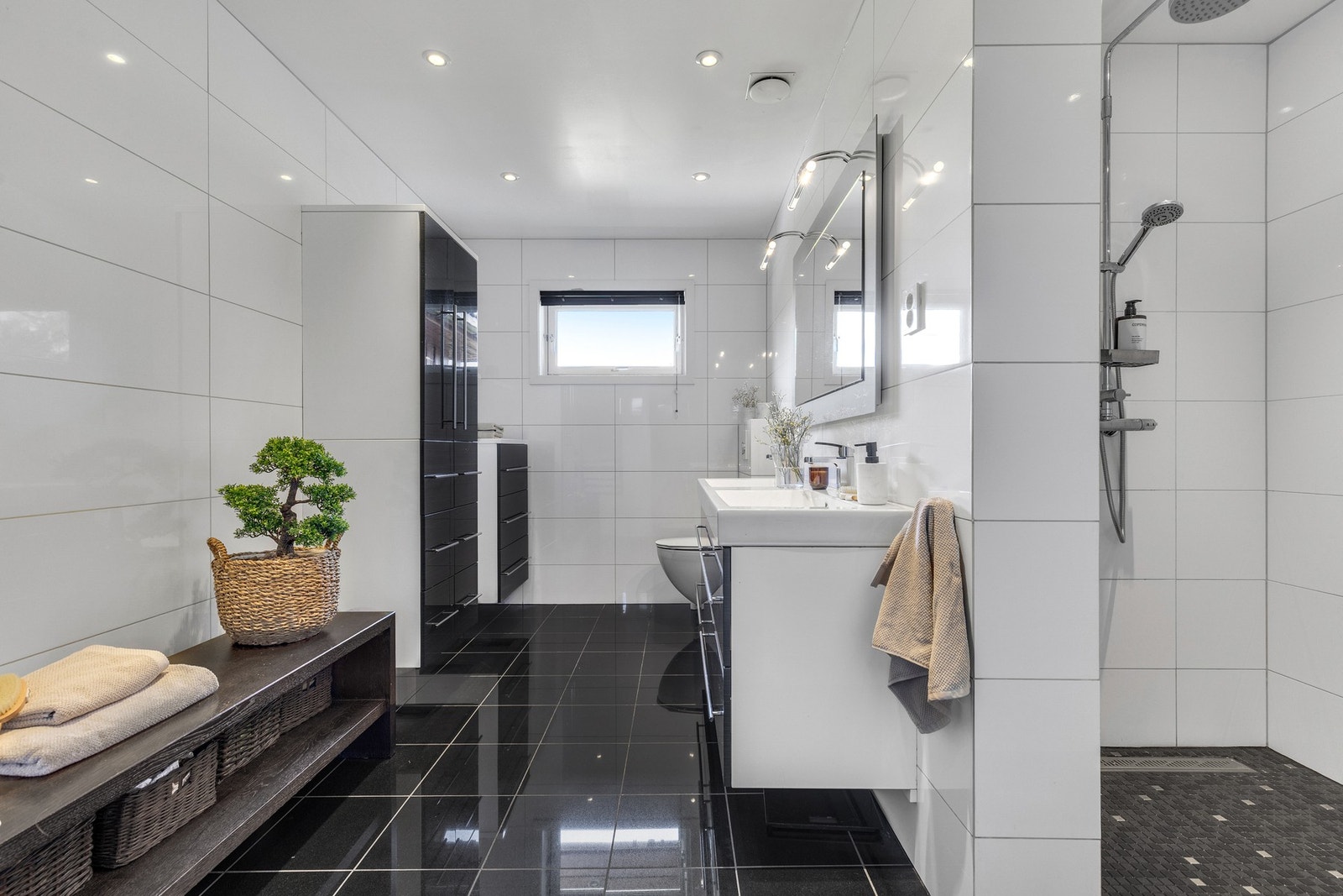 Lekkert flislagt bad på 10 kvm. Galleribilde