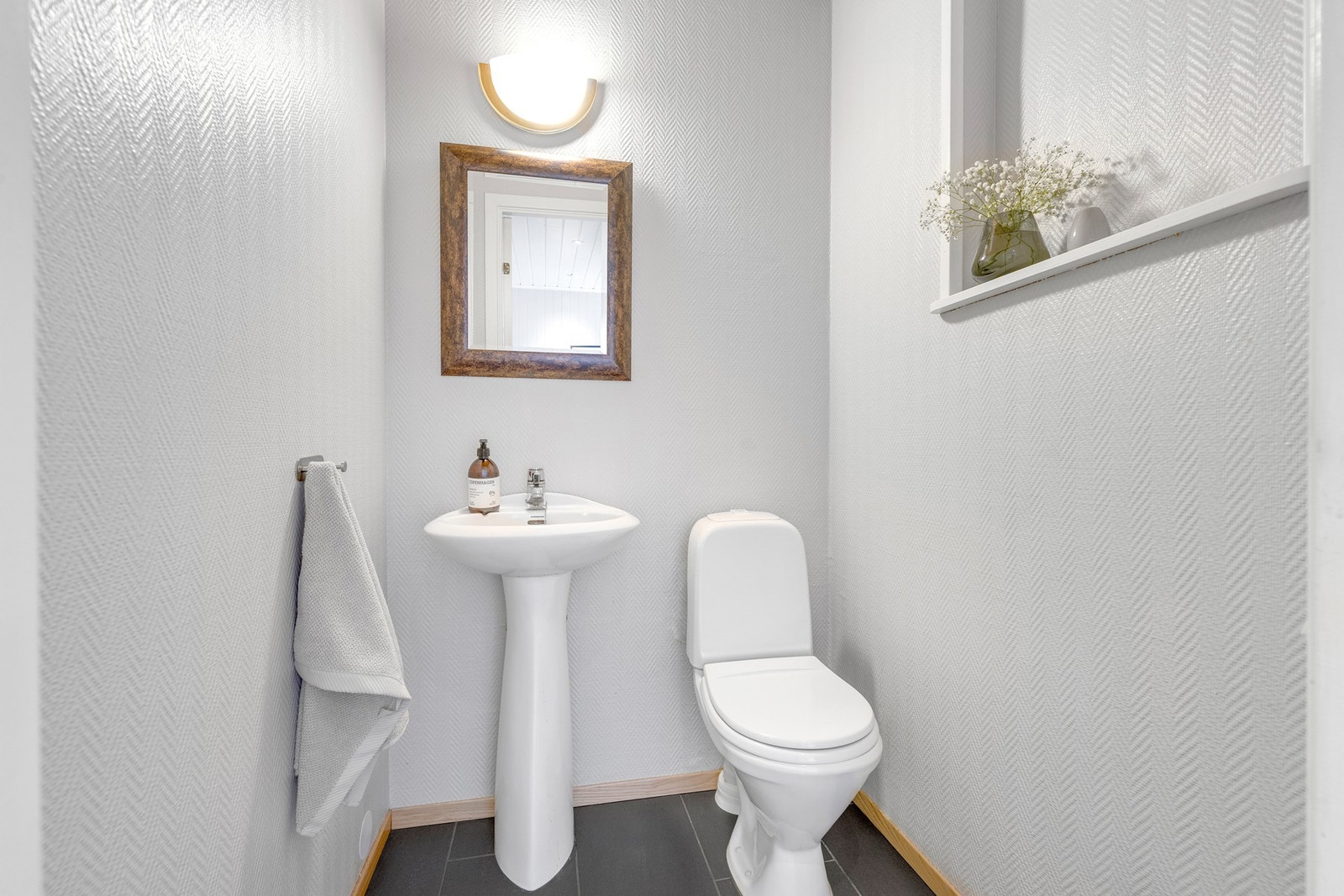 1. etasjen har et eget toalettrom på 2 kvm. Galleribilde