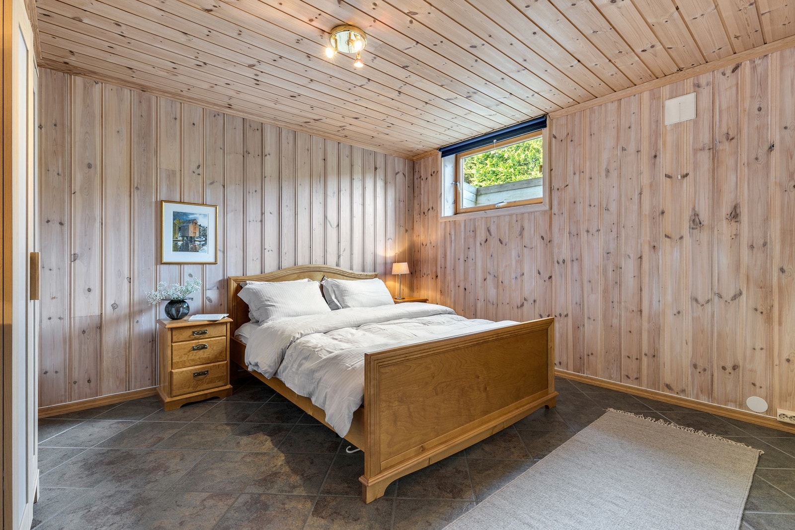 Pent soverom med god plass til dobbeltseng og garderobeskap. Galleribilde