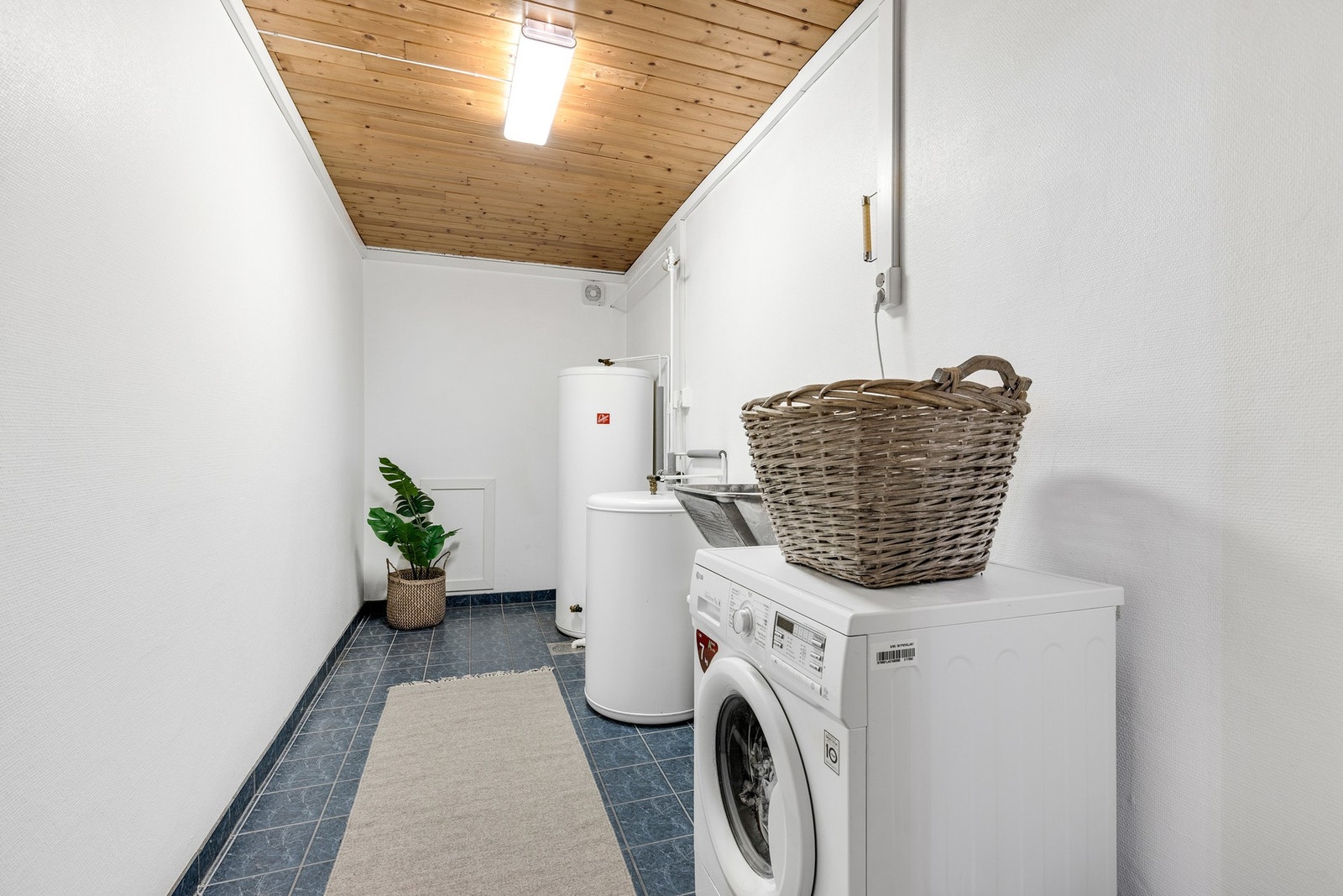 Vaskerom på 7 kvm med opplegg for vaskemaskin. Varmekabler i gulv. Galleribilde