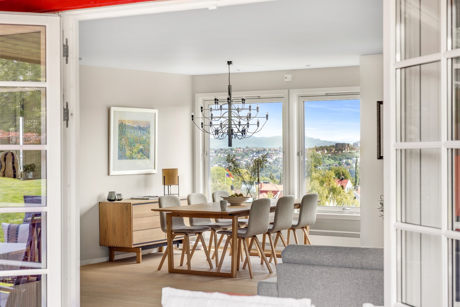 På stuen er det god plass til spisestue. Perfekt for både større og mindre sammenkomster. Galleribilde