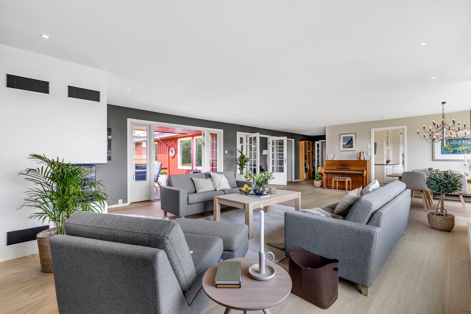 Stuen gir gode muligheter for flere sofagrupper. Galleribilde