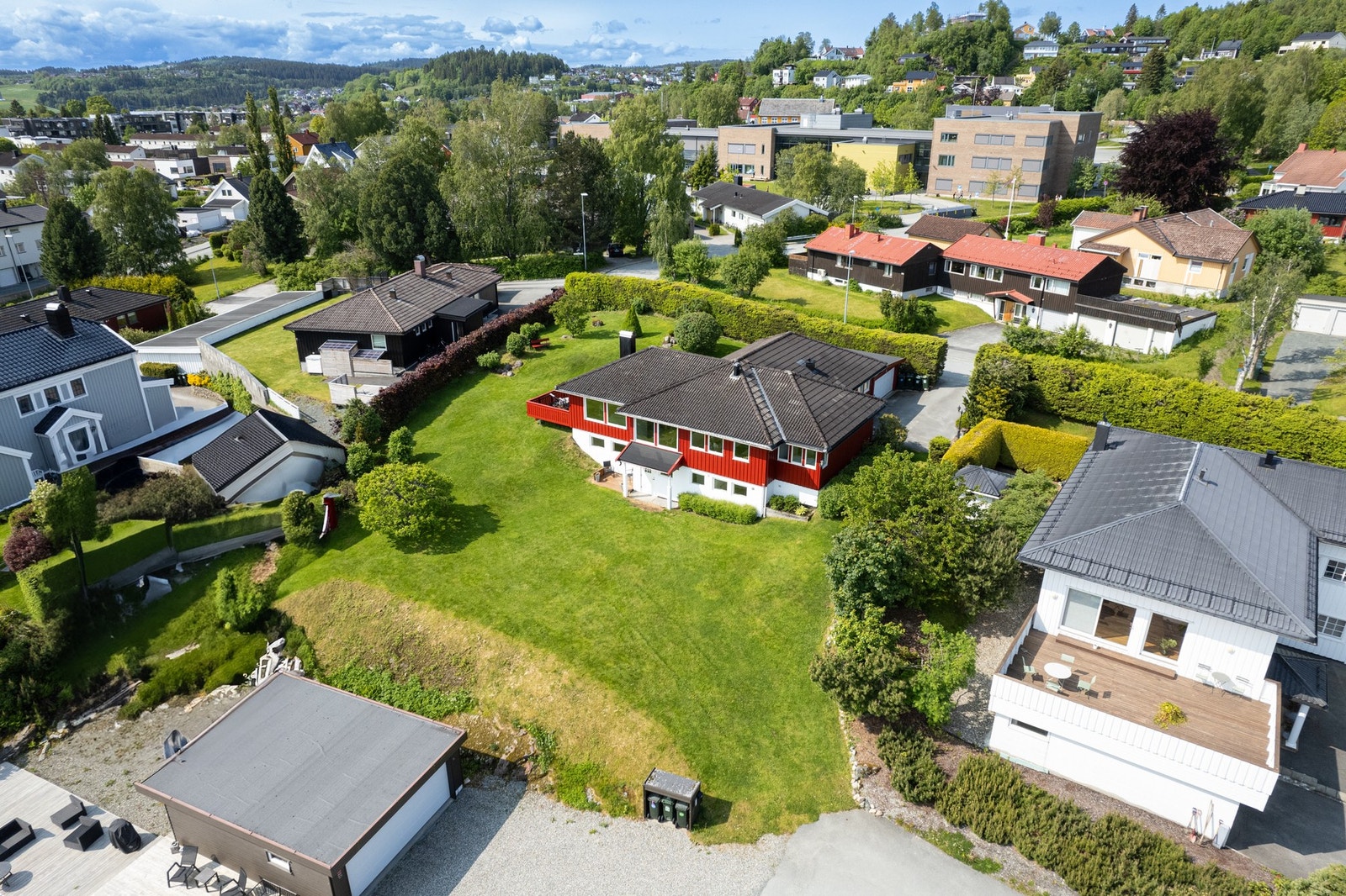 Boligen grenser til Byåsen barneskole og Selsbakk ungdomsskole. Galleribilde