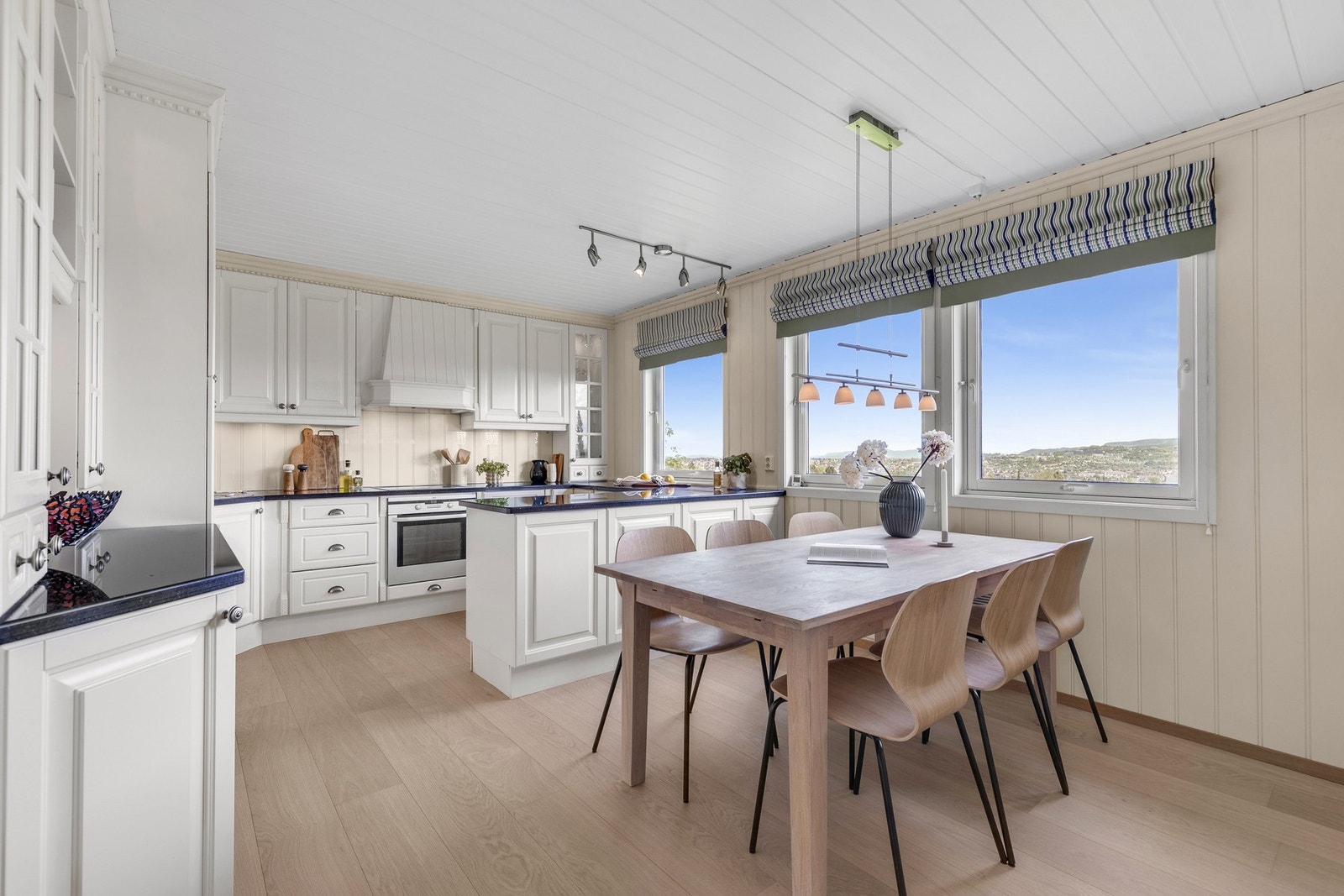 På kjøkkenet er det god plass til spisebord. Galleribilde