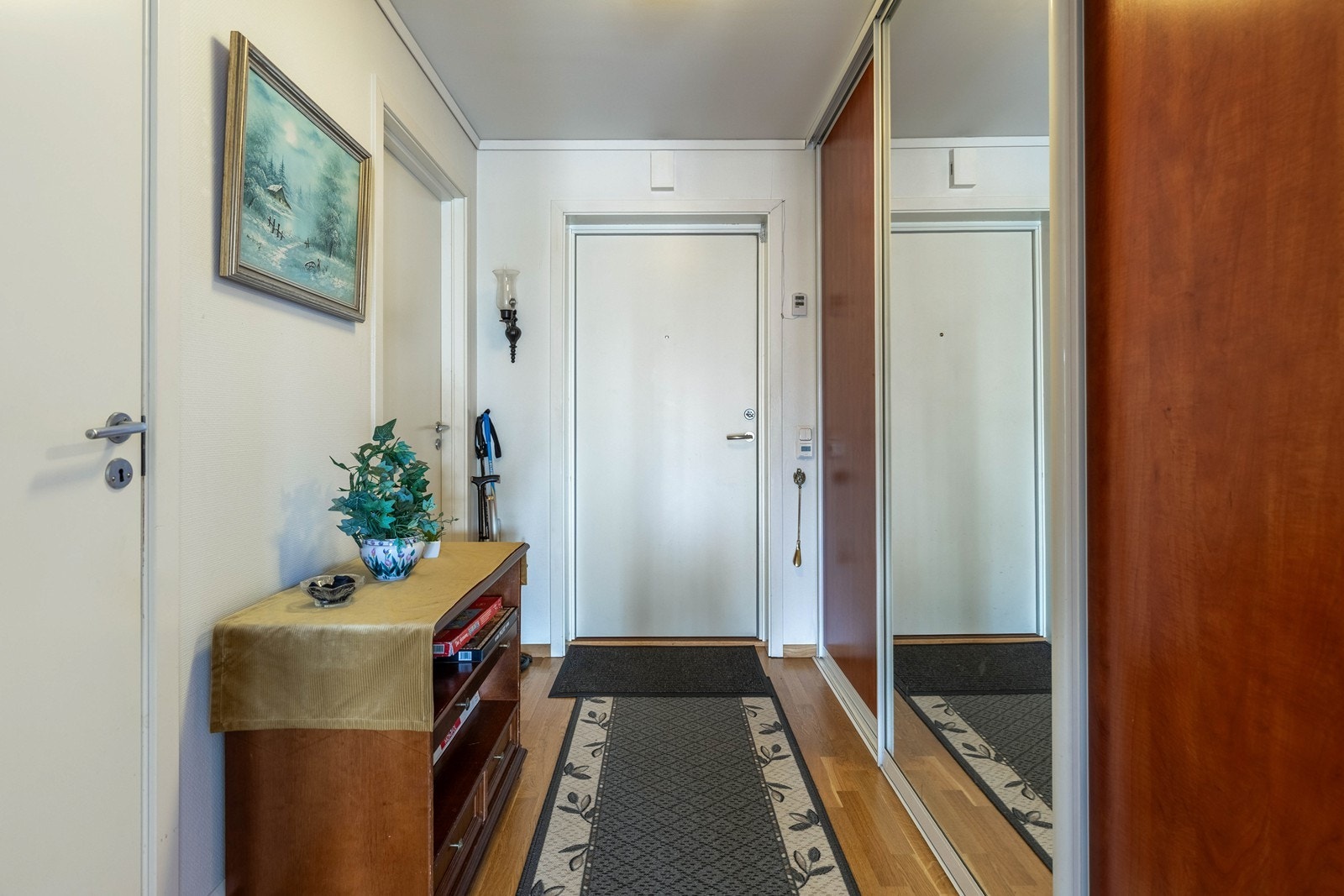 Romslig skyvedørsgarderobe i gangen Galleribilde