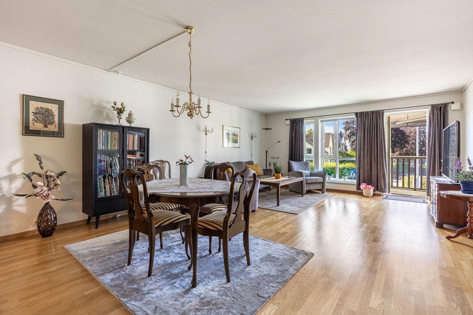 God plass til spise- og sofagruppe med tilhørende møblement Galleribilde