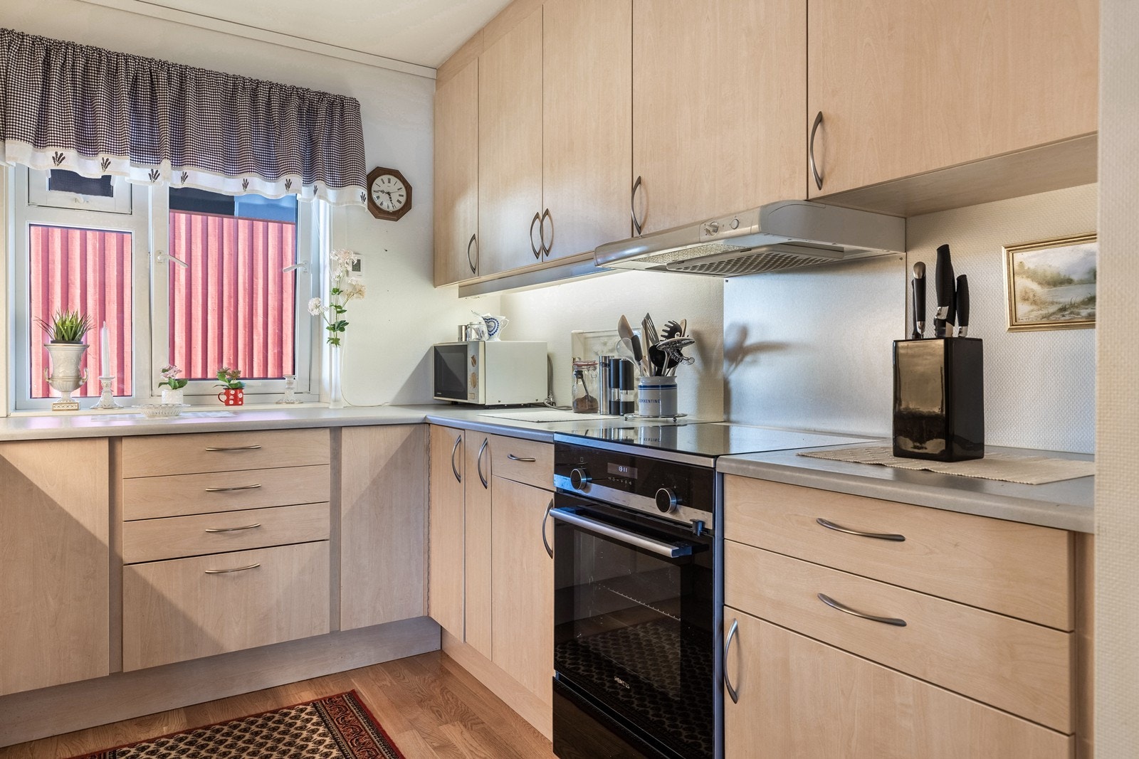 Godt med skap- og benkeplass Galleribilde