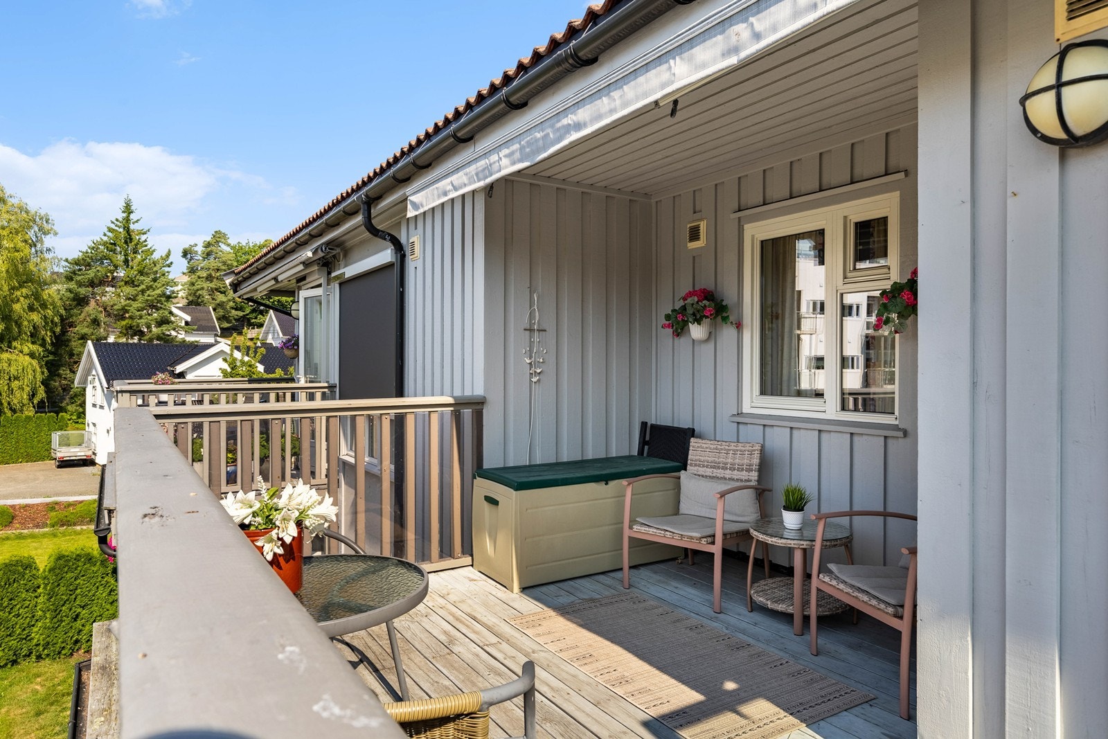 God plass til møblement på balkongen Galleribilde