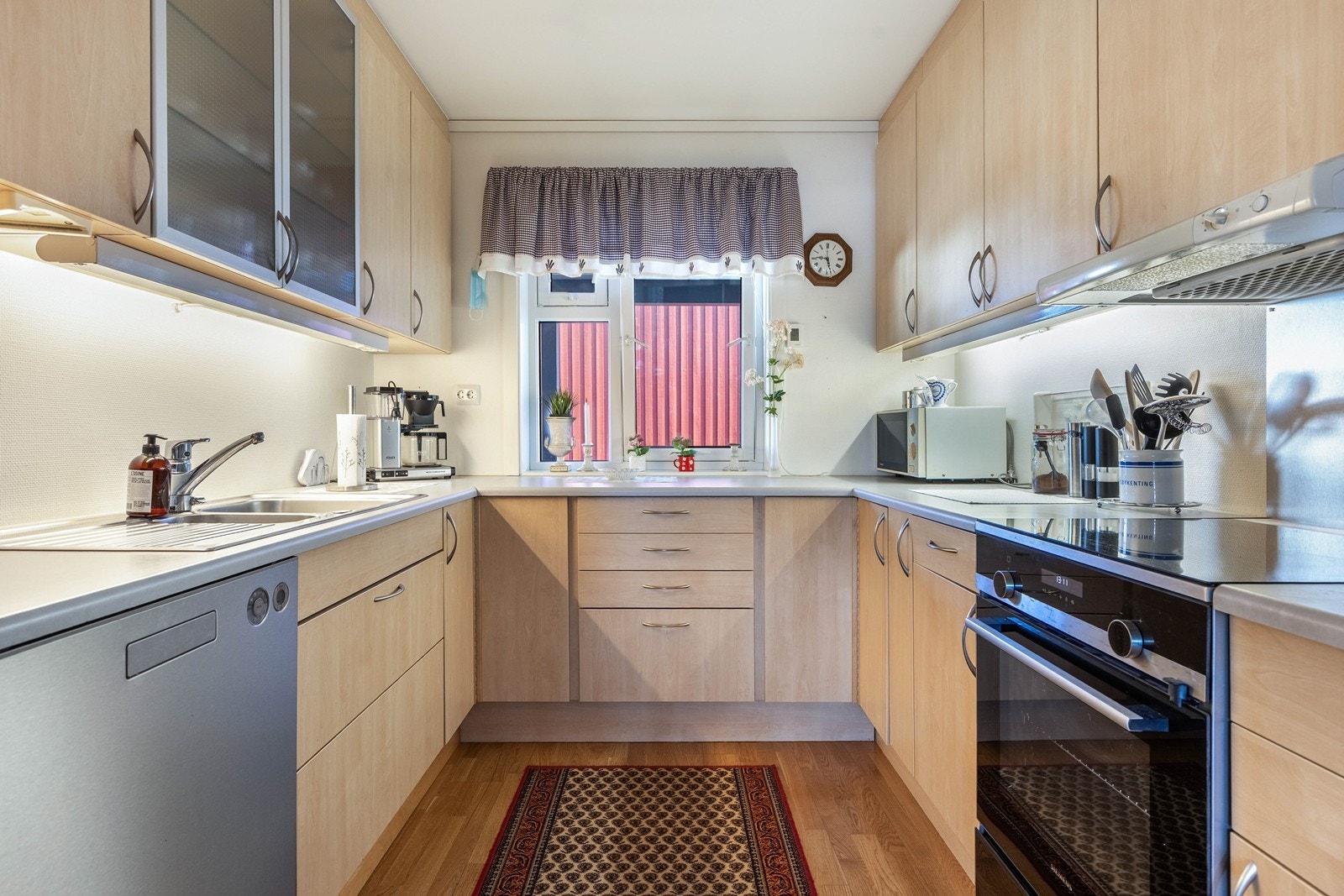 Pent kjøkken med hvitevarer Galleribilde