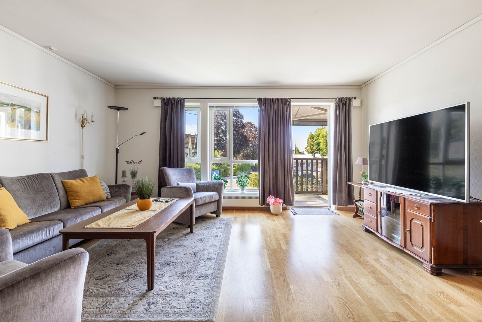 Lys og trivelig stue med store vindusflater Galleribilde