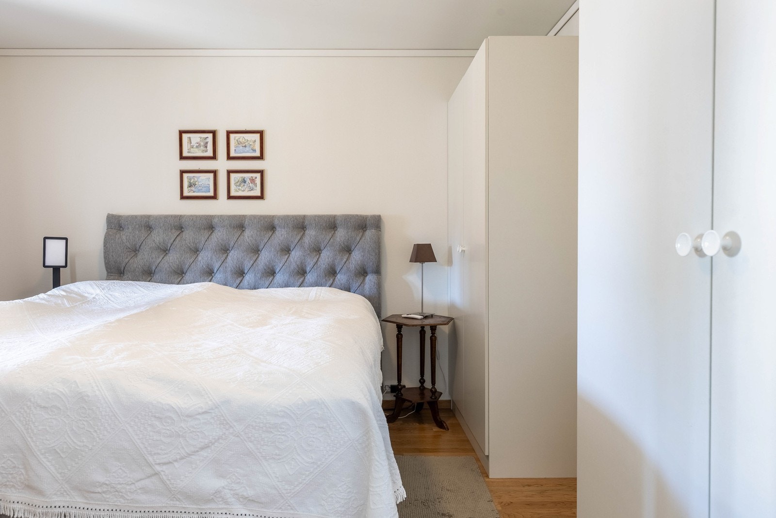 Godt med garderobeplass og inngang til bod/ garderobe på innsiden av soverommet Galleribilde