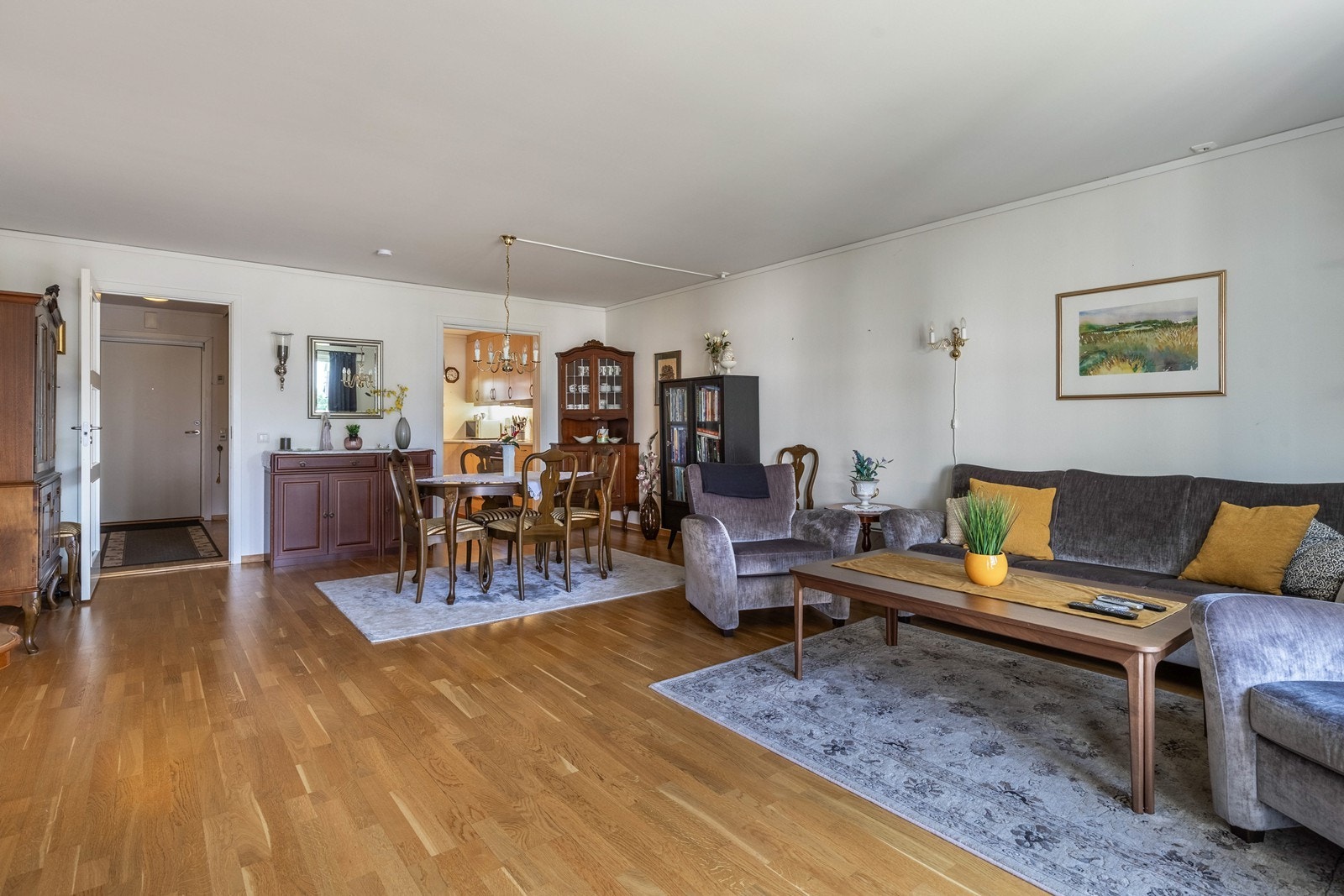 Parkett på gulv og hvite slette flater på vegger Galleribilde