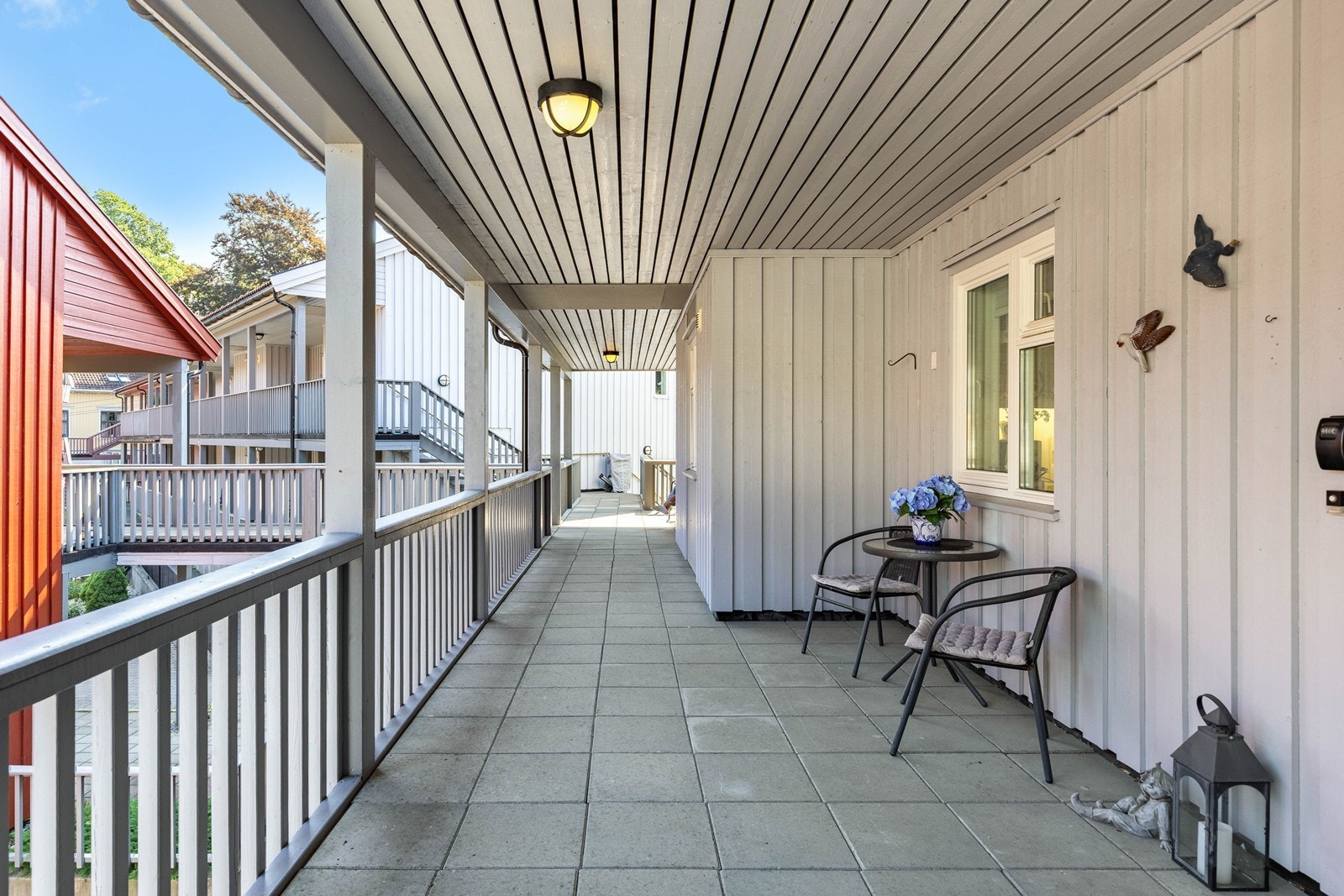 Svalgang til leiligheten med fin plass til kafesett Galleribilde