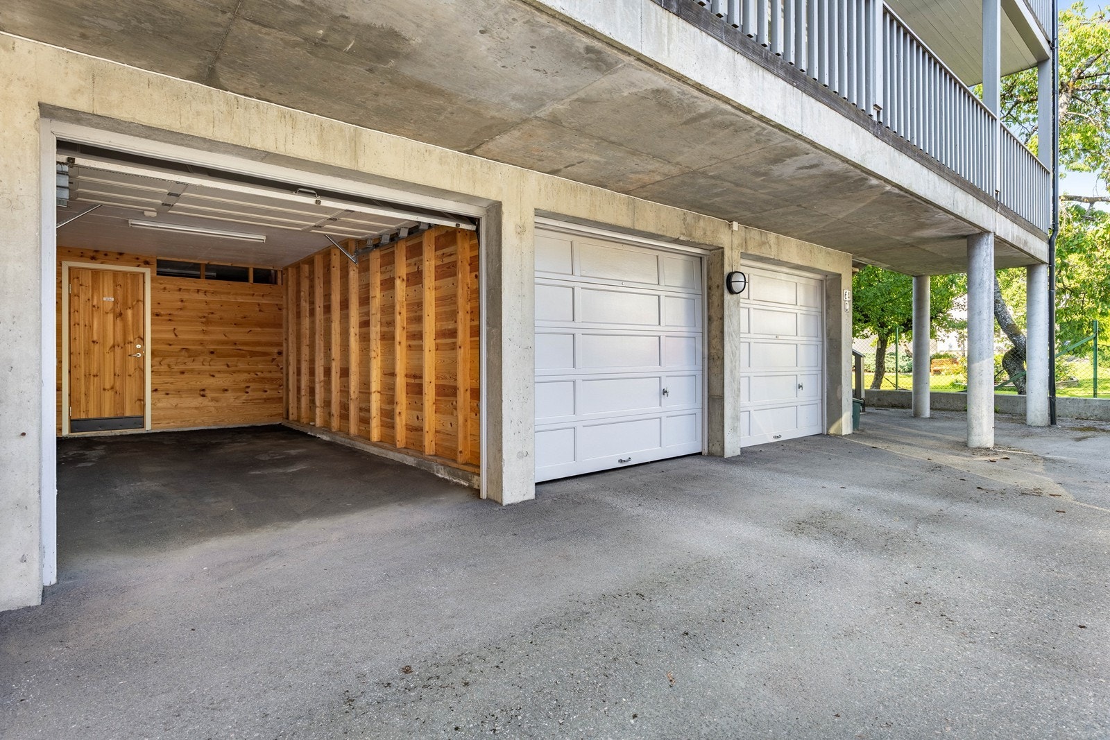 Garasje i rekke med sportsbod Galleribilde