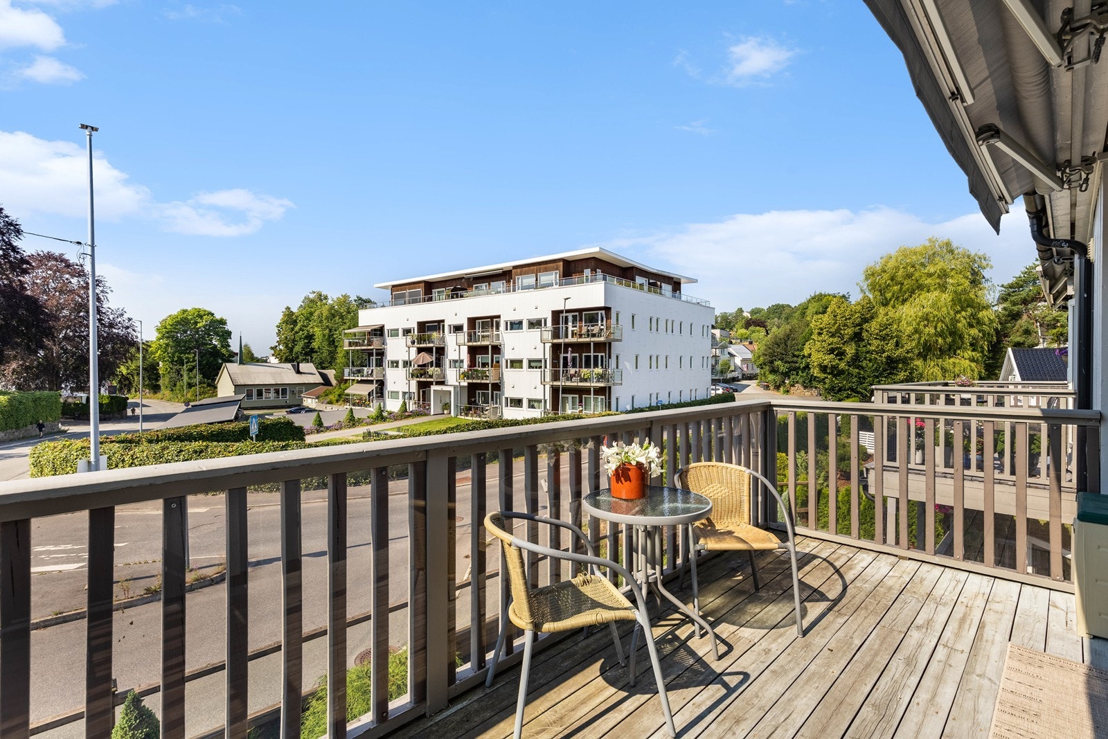 Solrik balkong med hyggelig utsyn Galleribilde