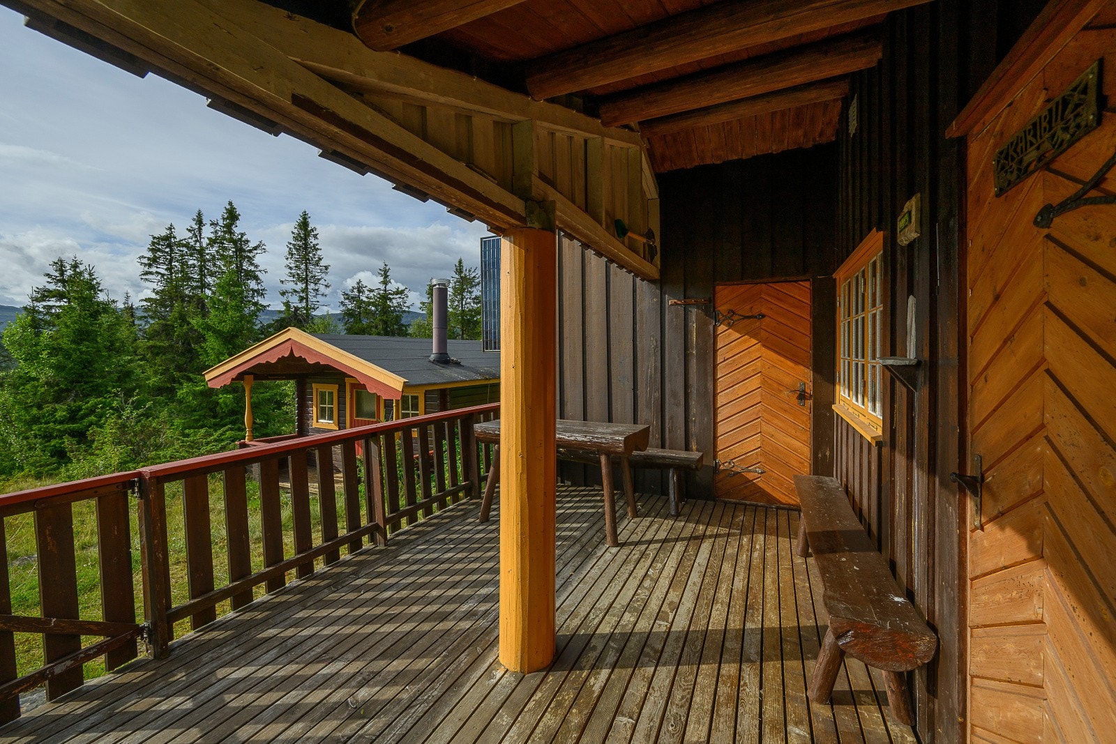 I tilknytning til inngangspartiet finner du en hyggelig terrasse - perfekt for å nyte hyttefreden i rolige omgivelser - samt tilgang til en kombinert bod og utedo. Galleribilde