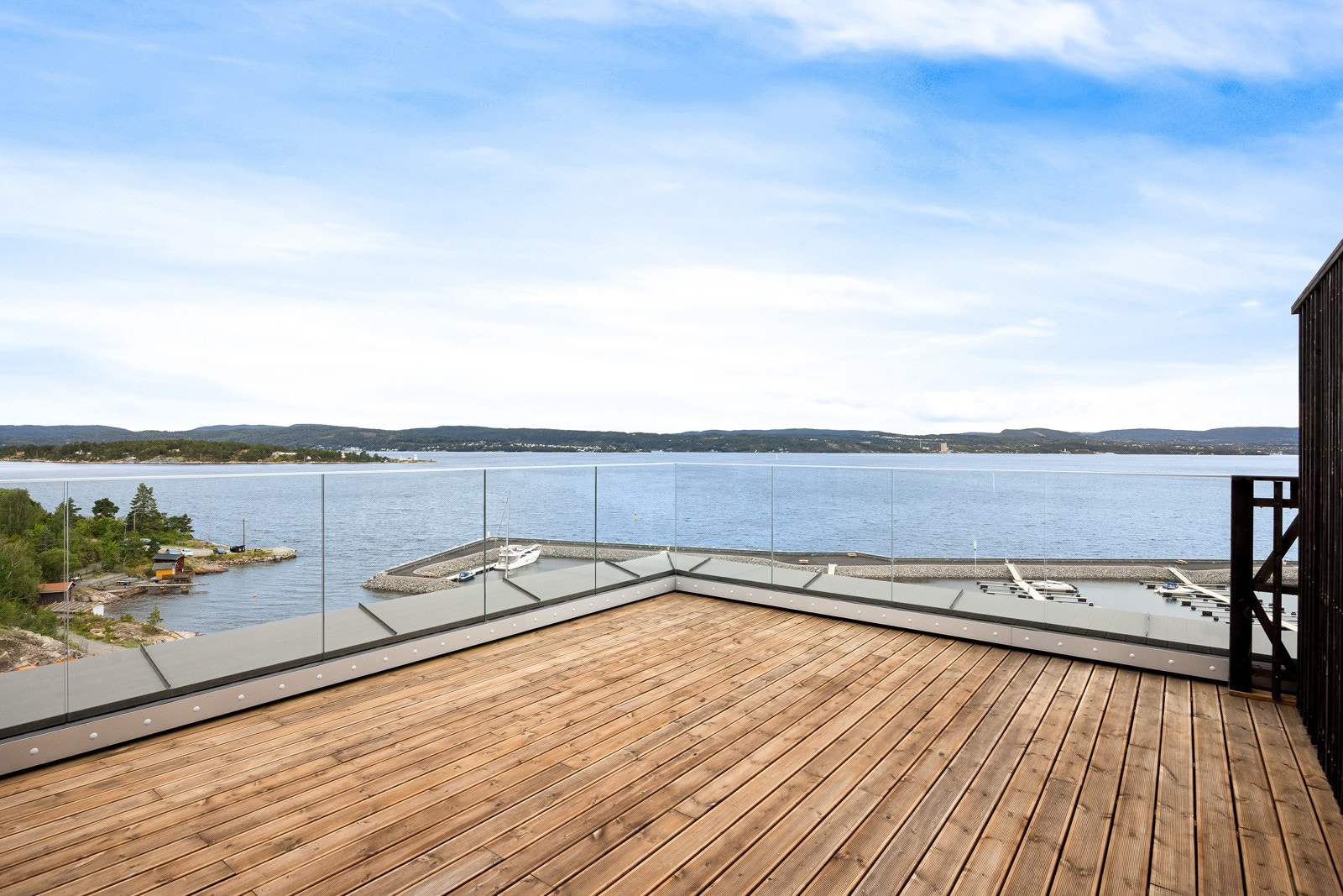 Syd/vestvendt terrasse med fantastisk fjordutsikt. Galleribilde