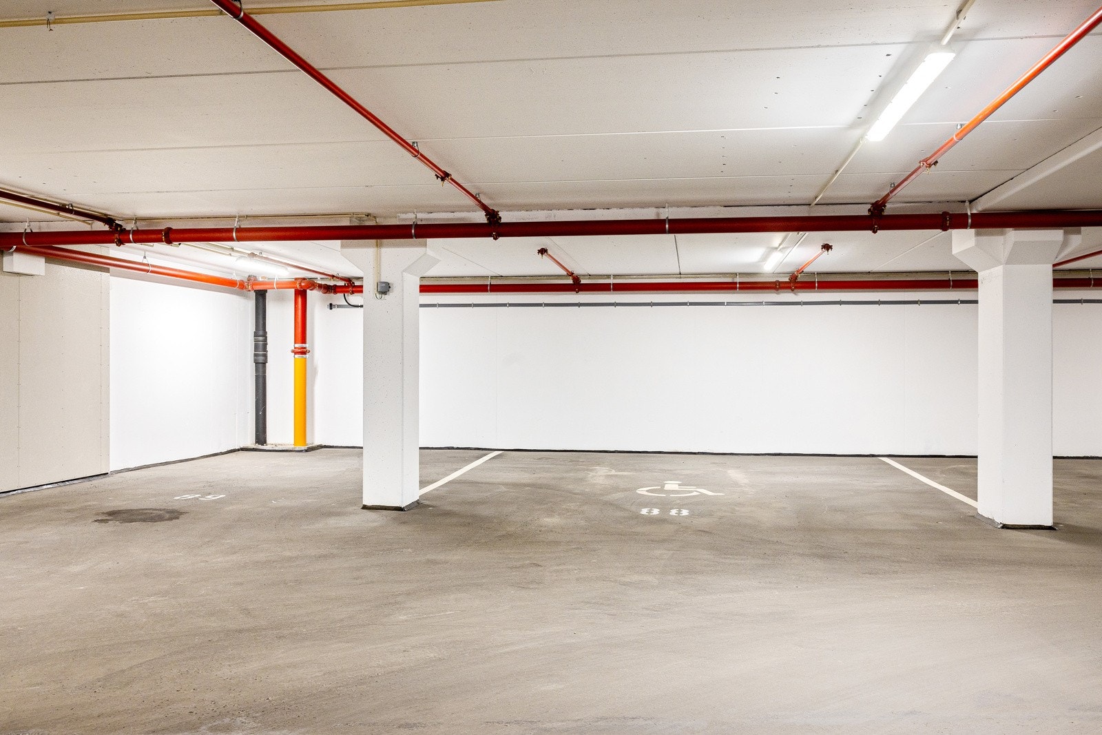 To garasjeplasser i parkeringskjeller med mulighet for el-lader. Galleribilde