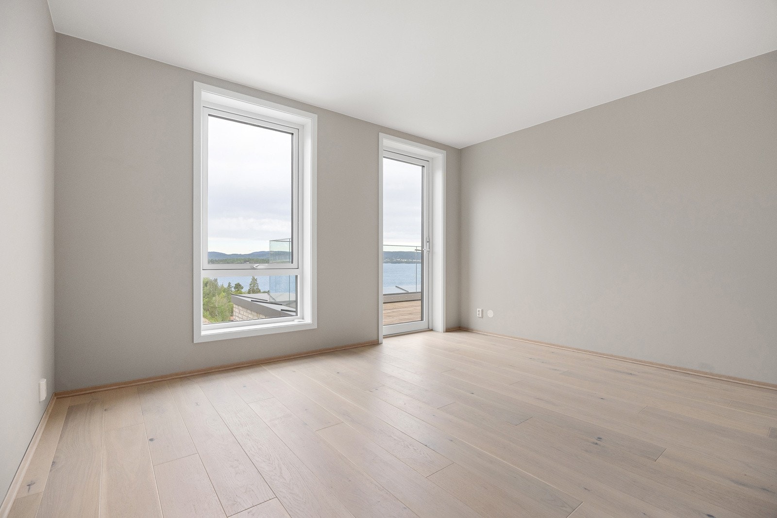 Her er det god plass til innredning av både stor dobbeltseng og tilhørende møblement. Galleribilde