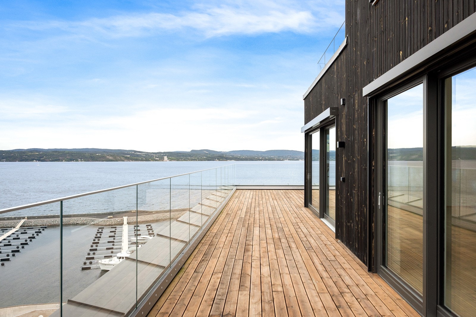 Lys og innbydende toppleilighet i 6. etasje med høy standard og syd/vestvendt terrasse på 54 m² med fantastisk fjordutsikt. Galleribilde