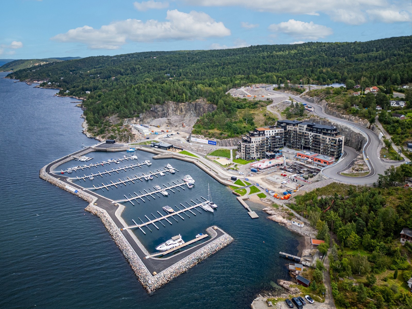 Badestrand, stupetårn og restaurant like ved. Galleribilde