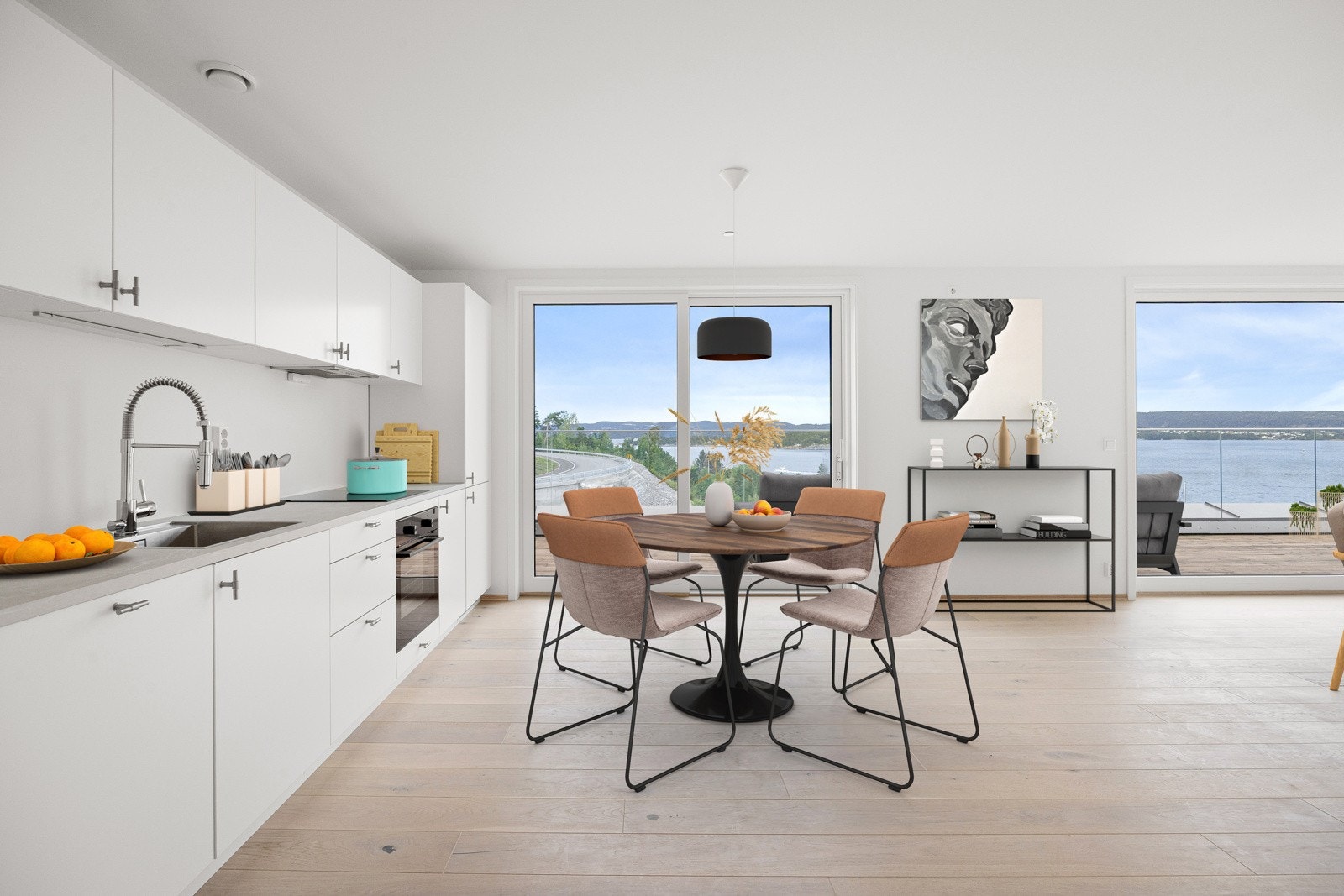 Stilrent og praktisk kjøkken med direkte utgang til terrasse. Galleribilde