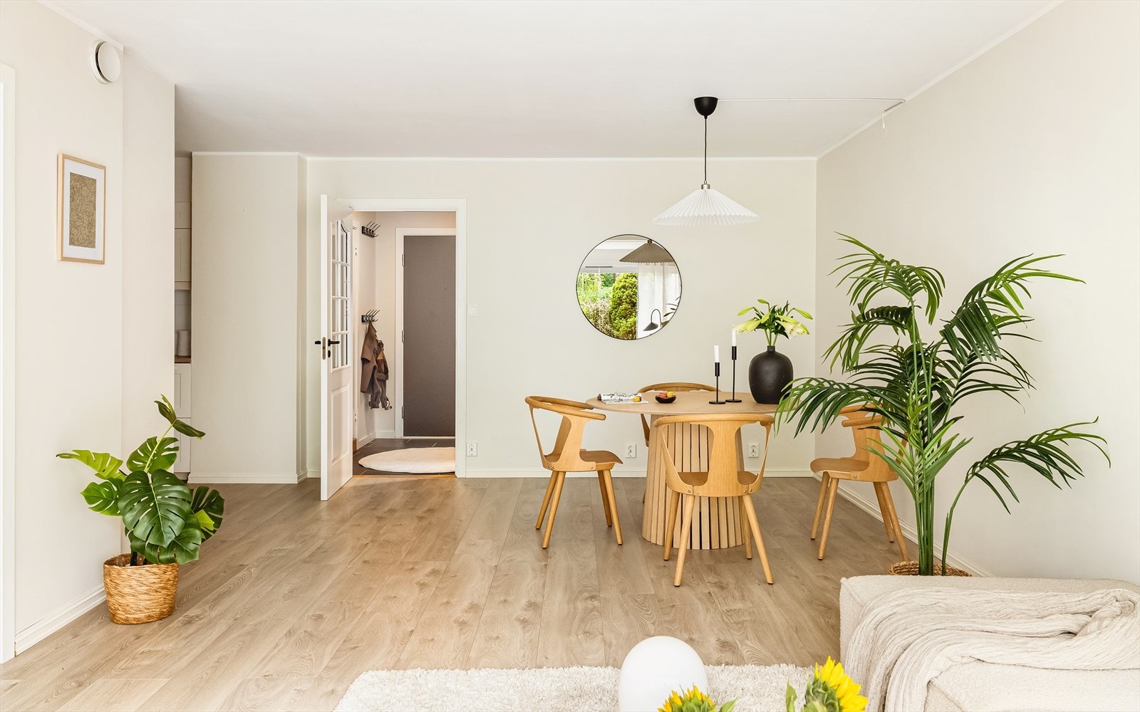 Løsningen er lys og romslig, og gir god plass til både sofagruppe og spisebord, samt fleksible møbleringsmuligheter. Galleribilde