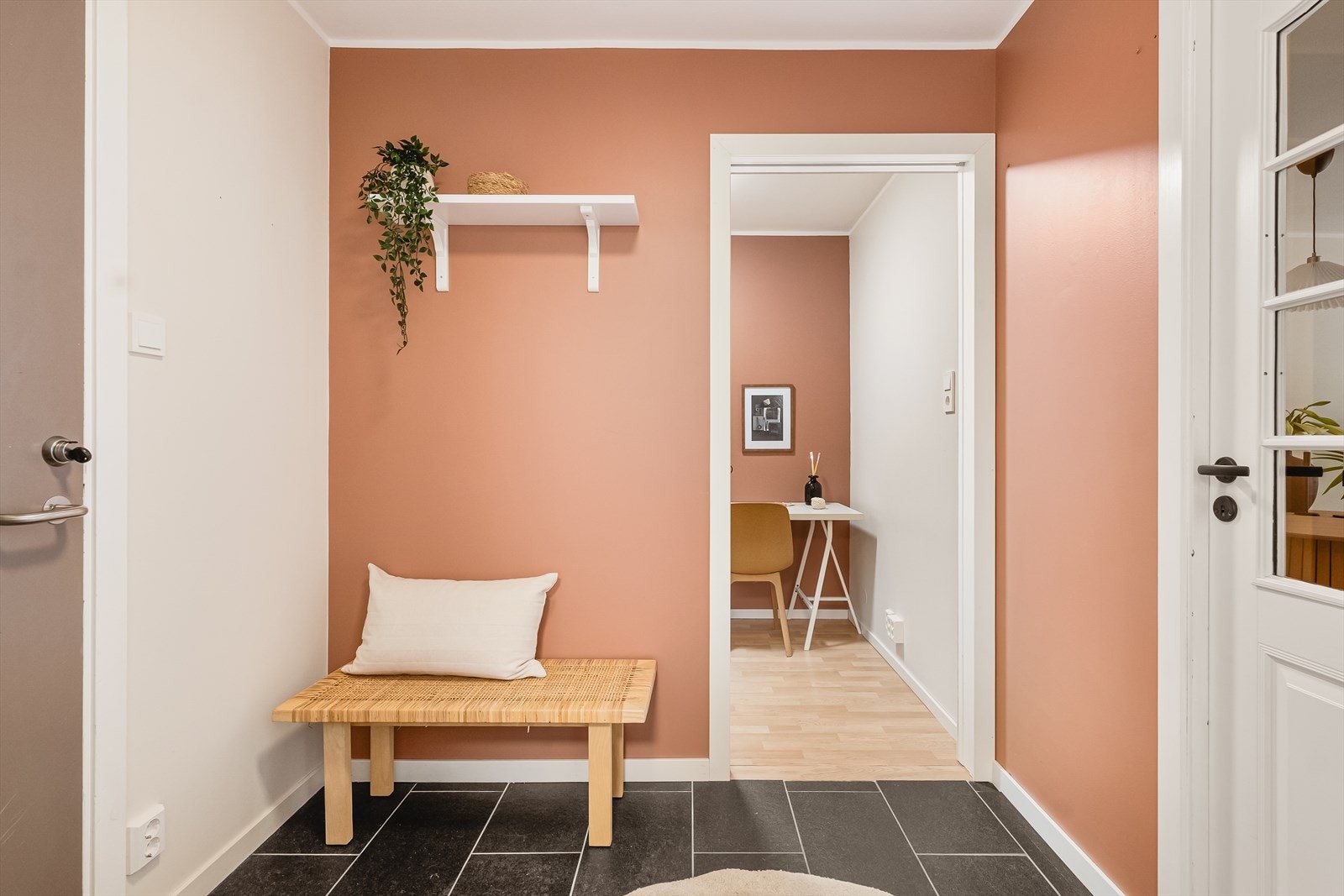 Entréen er romslig med praktisk flislagt gulv. Galleribilde
