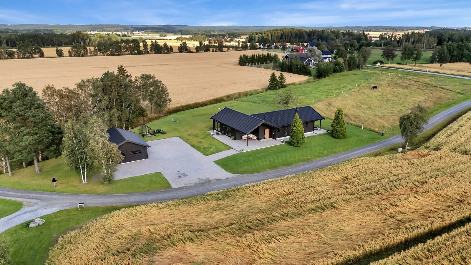 Stor og flat tomt med mange muligheter Galleribilde